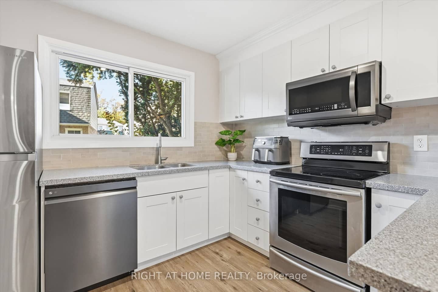 2050 Upper Middle Road 159, Burlington, ON L7P 3R9