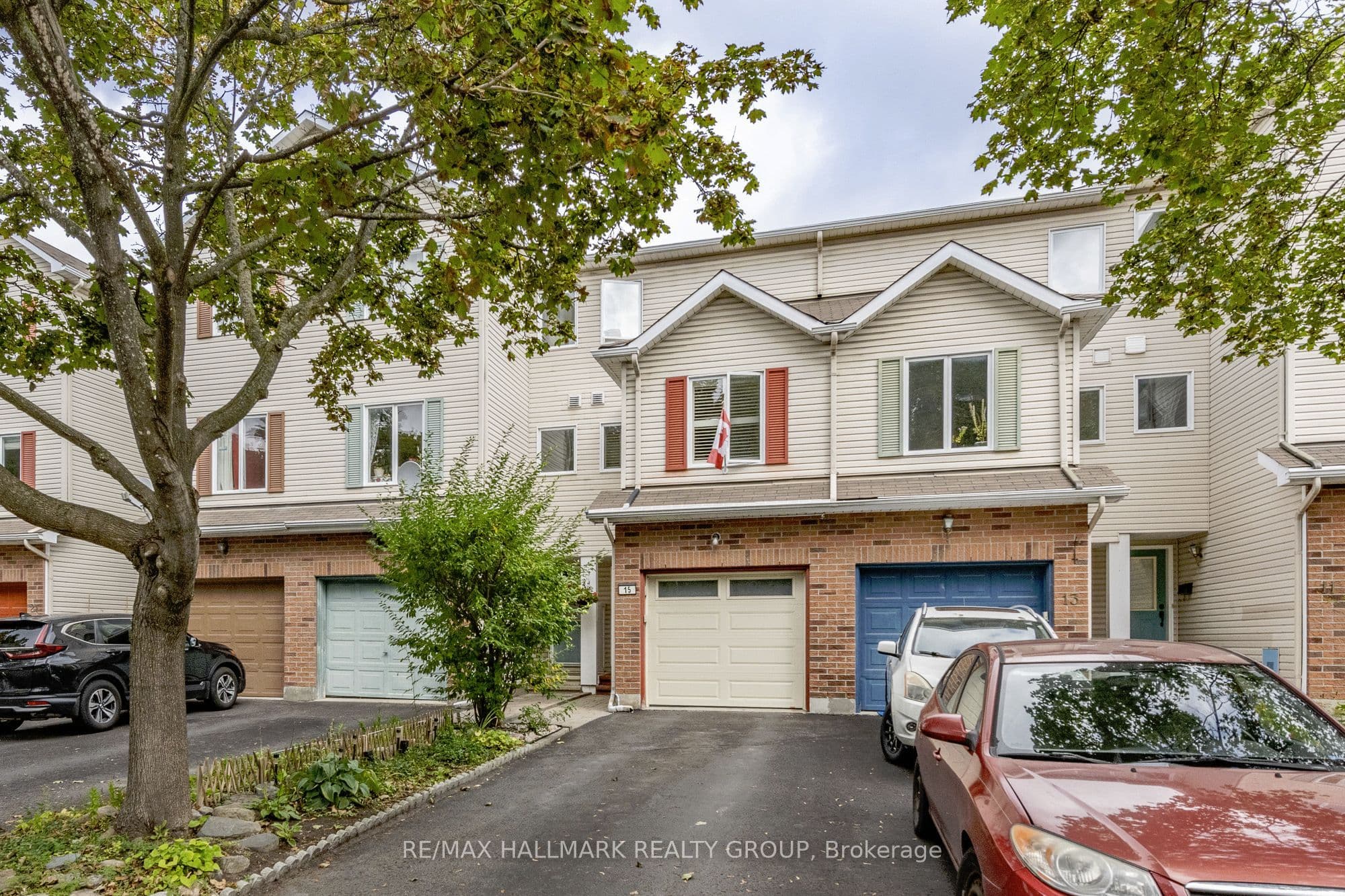 15 Provender Avenue, Manor Park - Cardinal Glen and Area, ON K1K 4N3