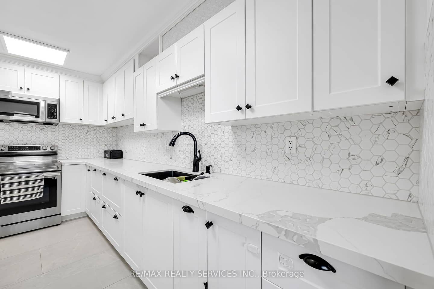 180 Markham Road 1701, Toronto, ON M1M 2Z9