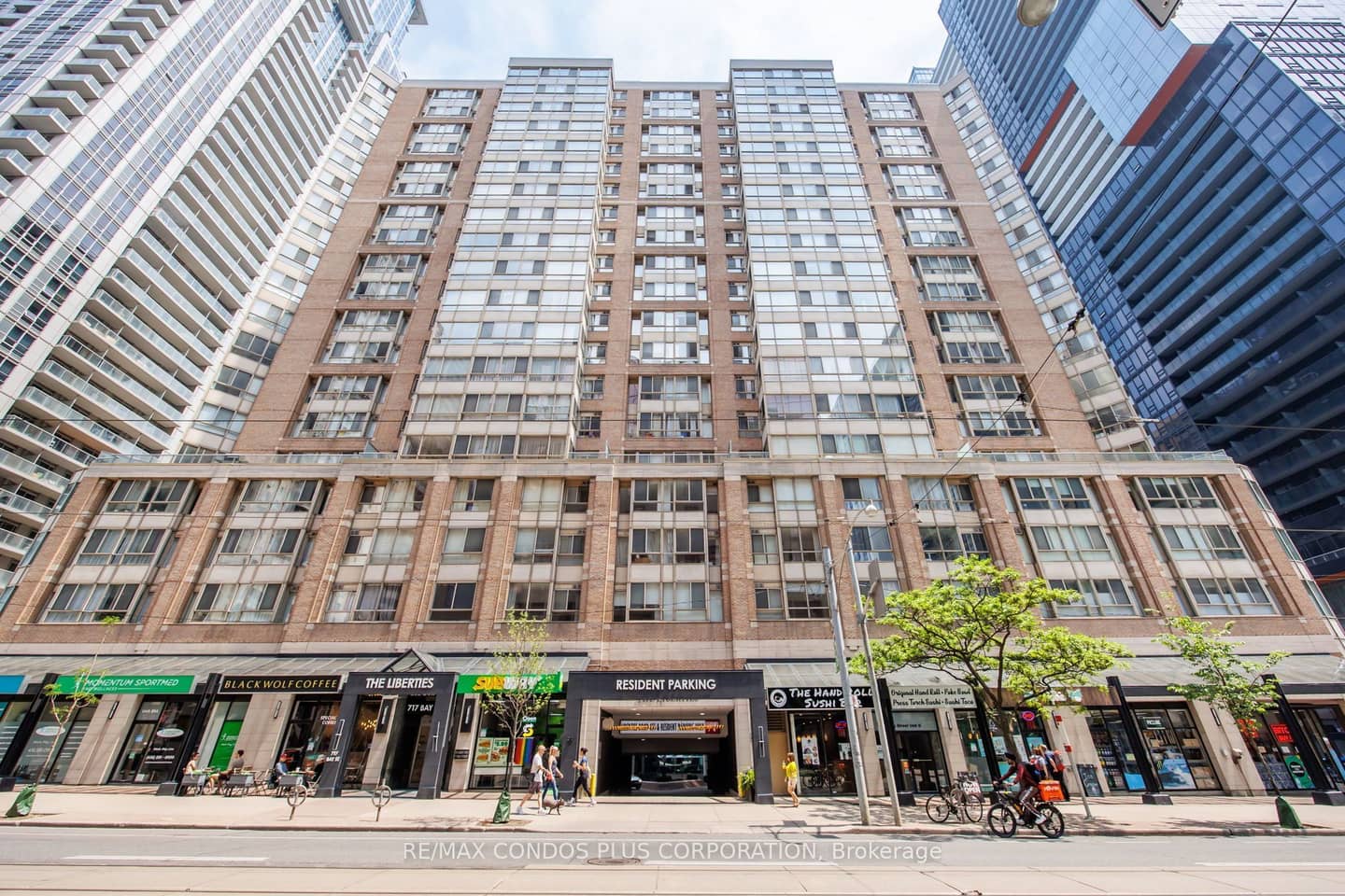 717 Bay Street 702, Toronto, ON M5G 2J9