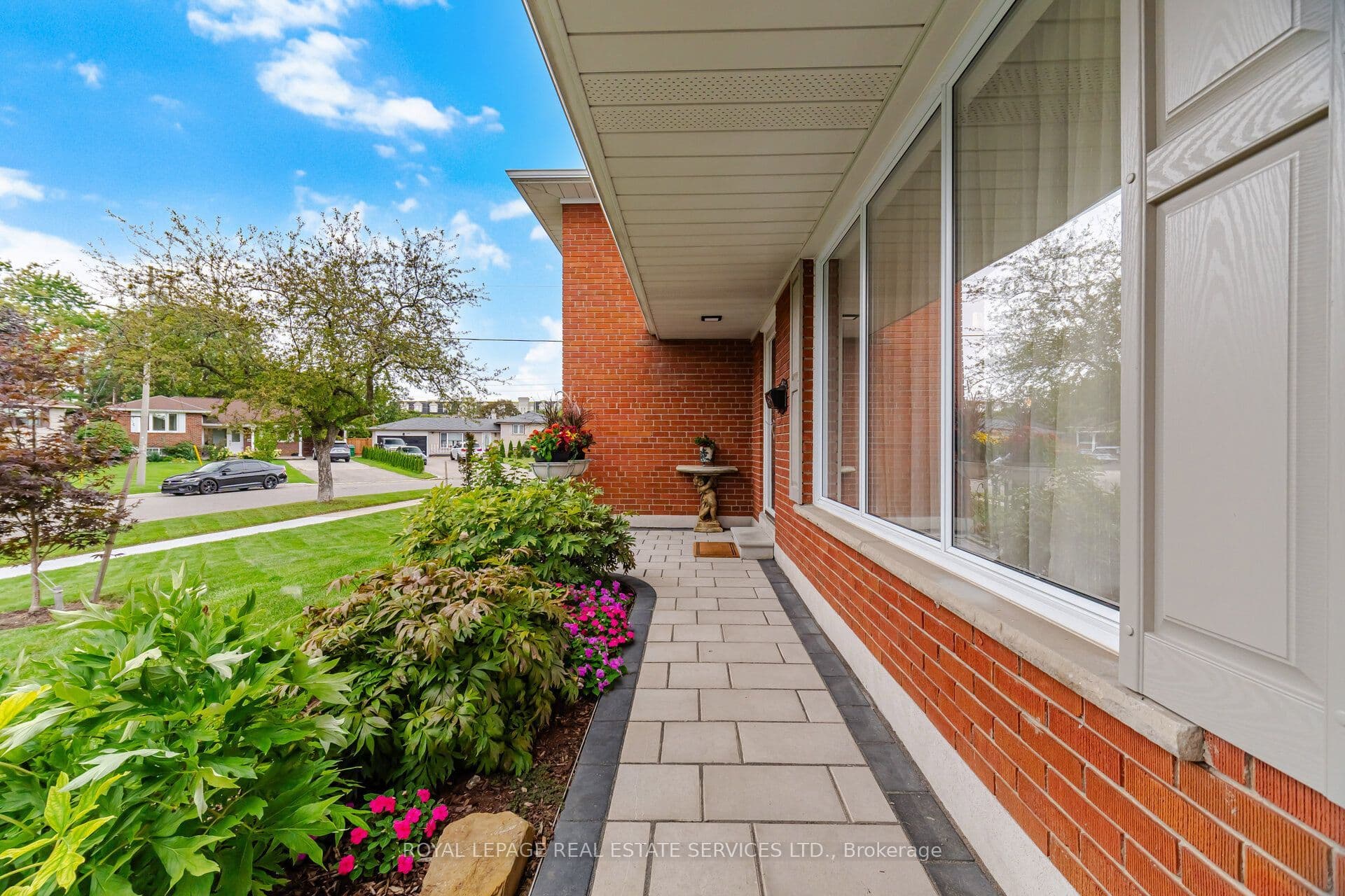 726 Netherton Crescent, Mississauga, ON L4Y 2M4