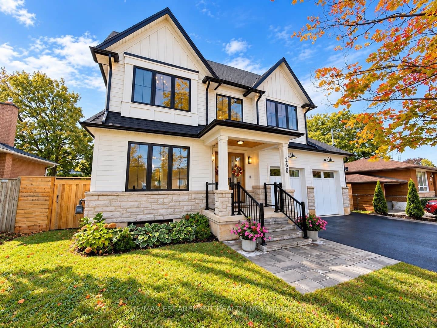 260 Kent Crescent, Burlington, ON L7L 4T1