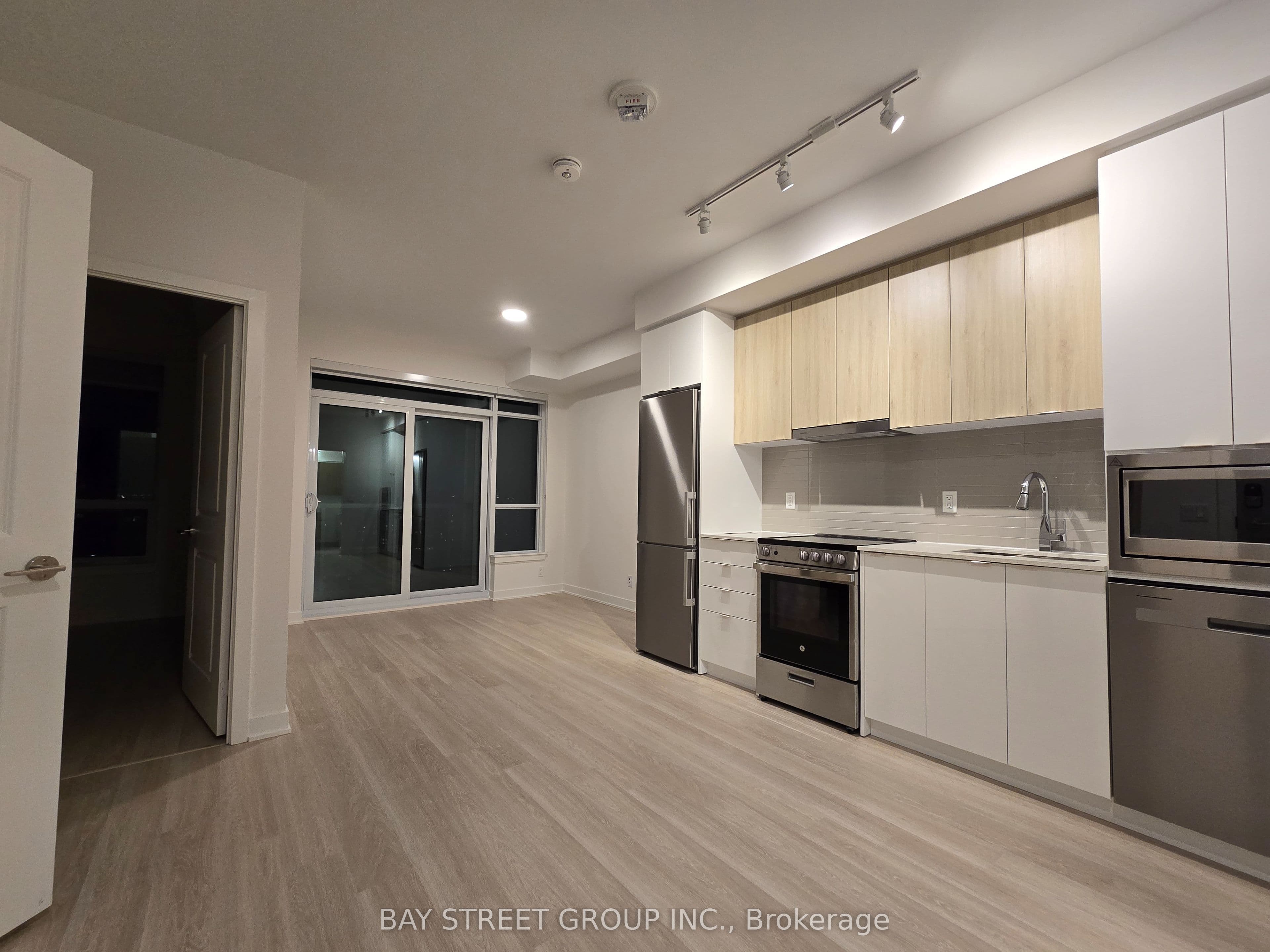 50 Upper Mall Way 1806, Vaughan, ON L4J 0L8