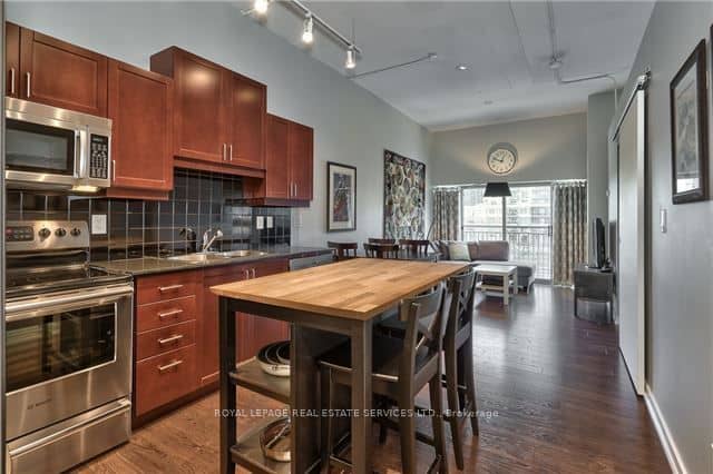 2 Fieldway Road 316, Toronto, ON M8Z 3L1