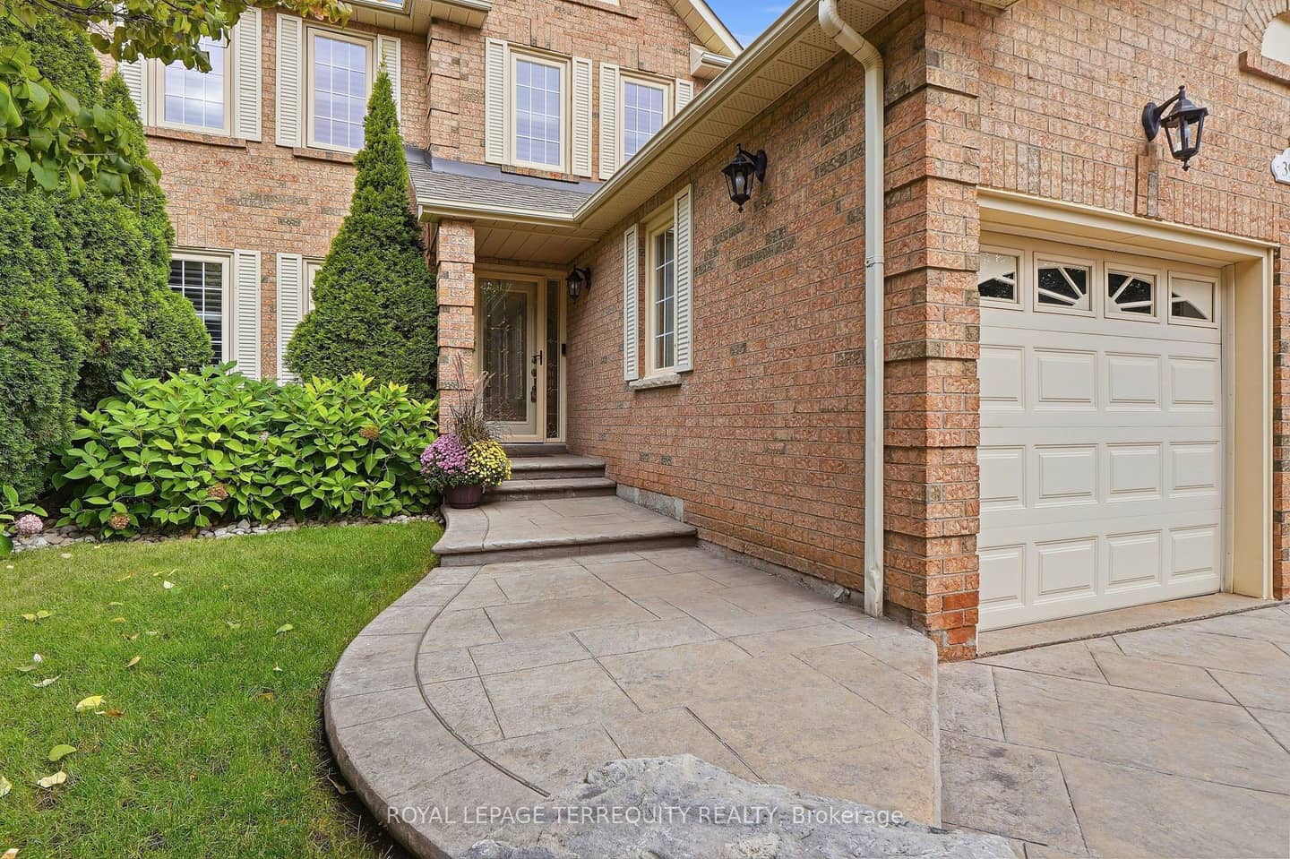 3956 Chadburn Crescent, Mississauga, ON L5L 3X5