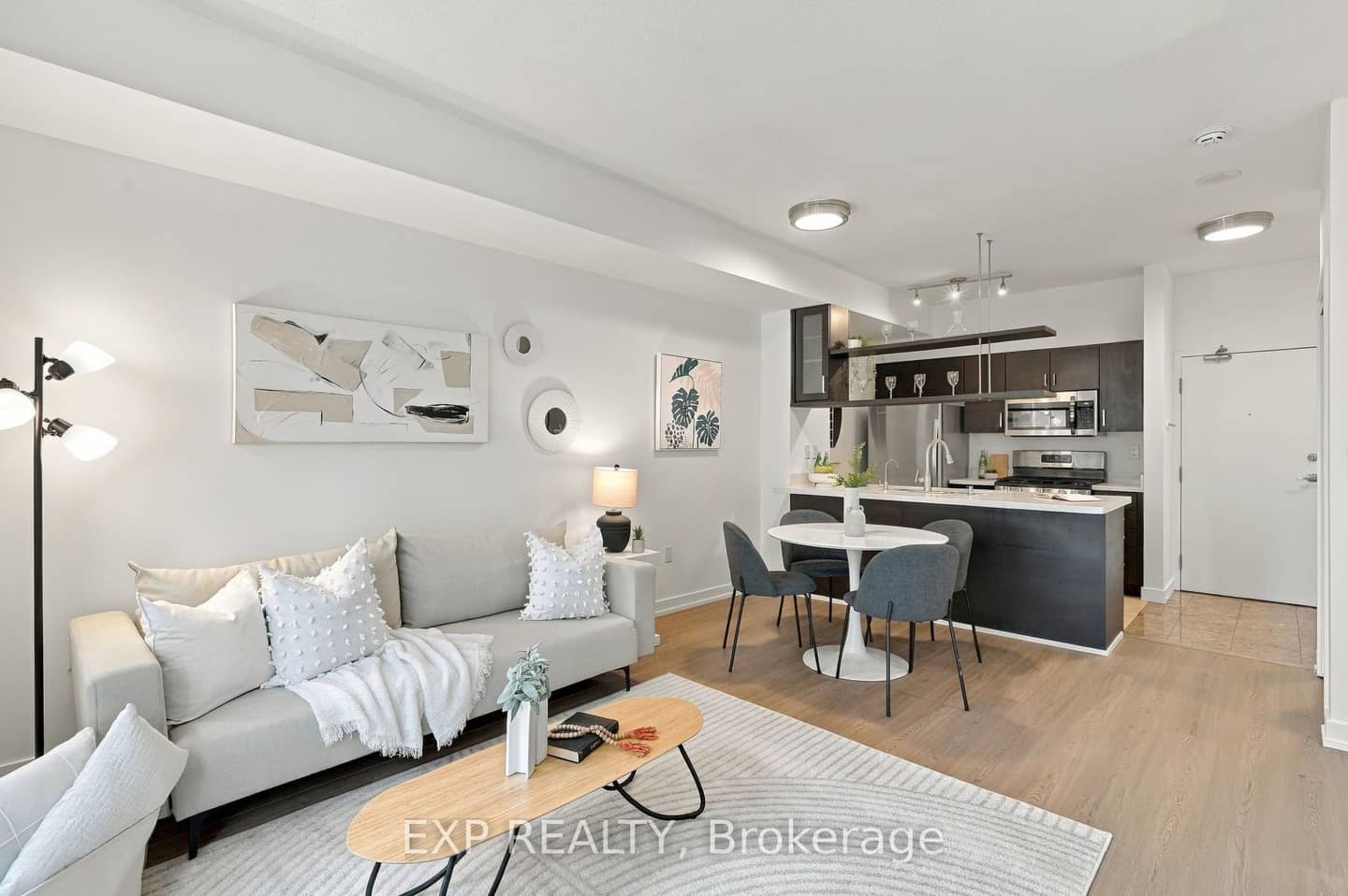 9 Spadina Avenue 301, Toronto, ON M5V 3V5