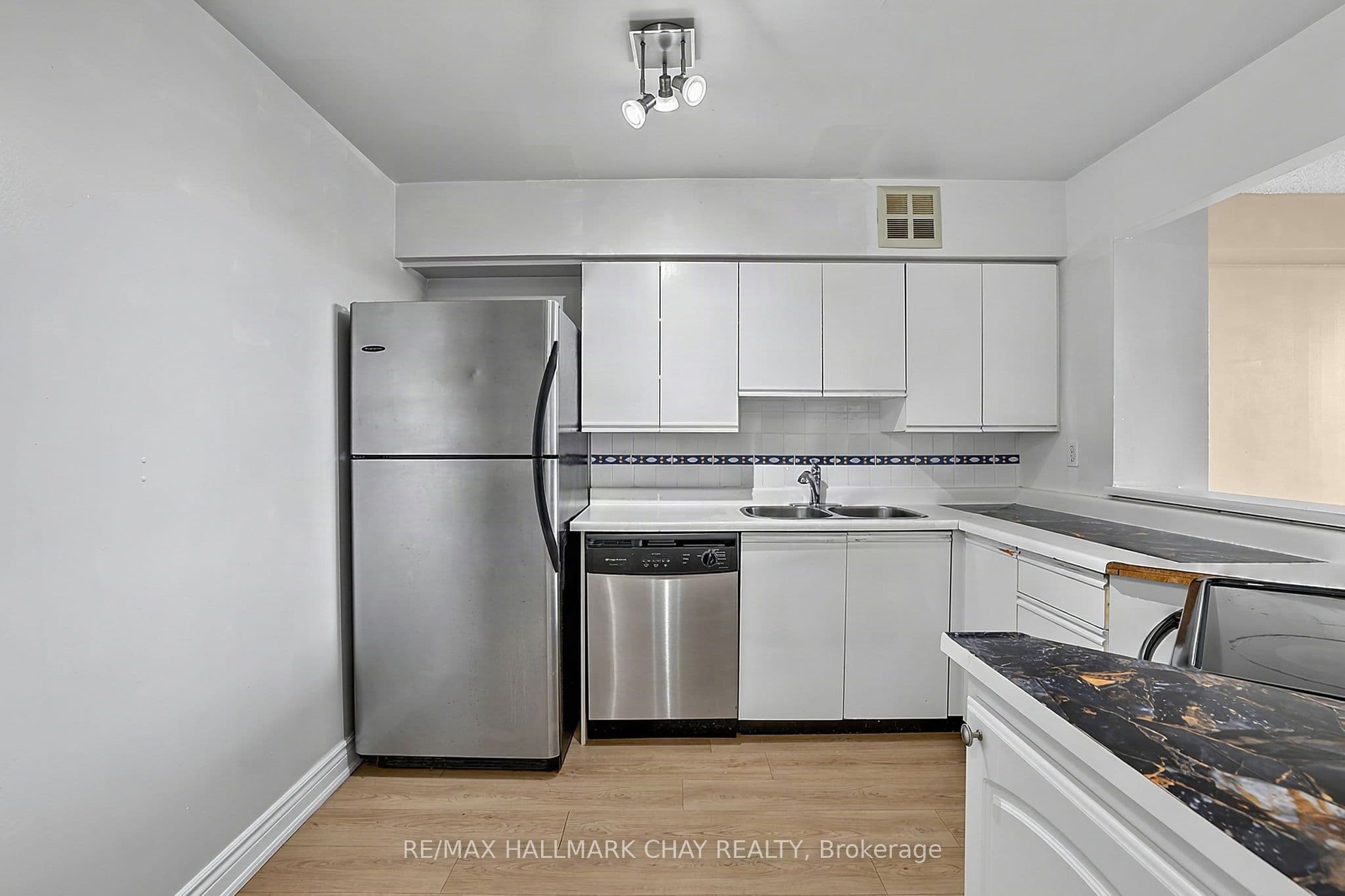 326 Major Mackenzie Drive E 705, Richmond Hill, ON L4C 8T4
