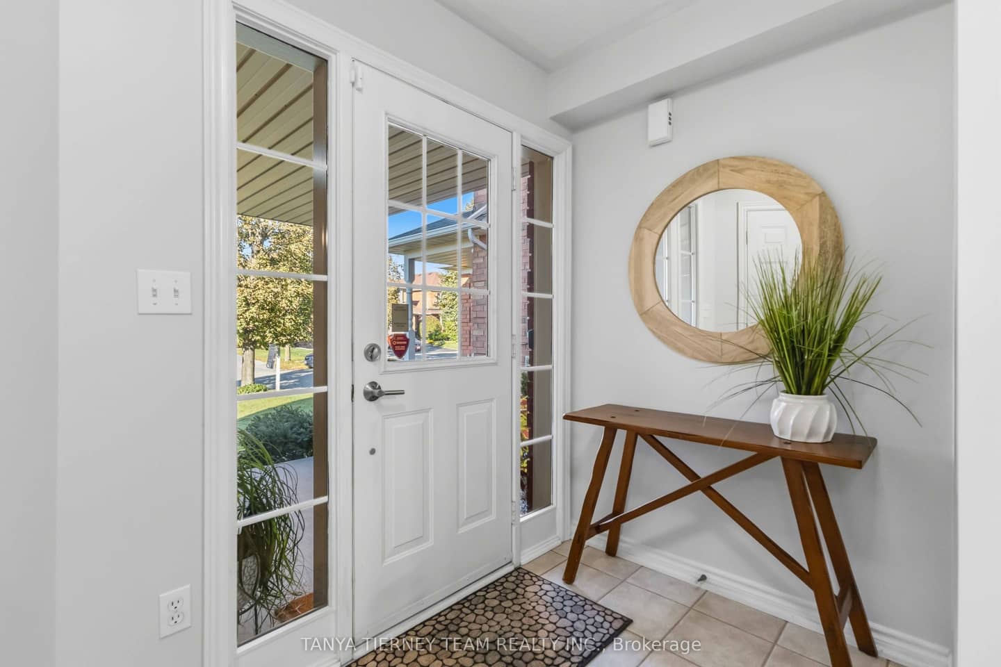 28 Castle Green Drive, Whitby, ON L1R 2P9