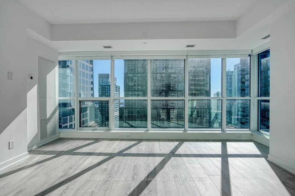 327 King Street W 4003, Toronto, ON M5V 0W7