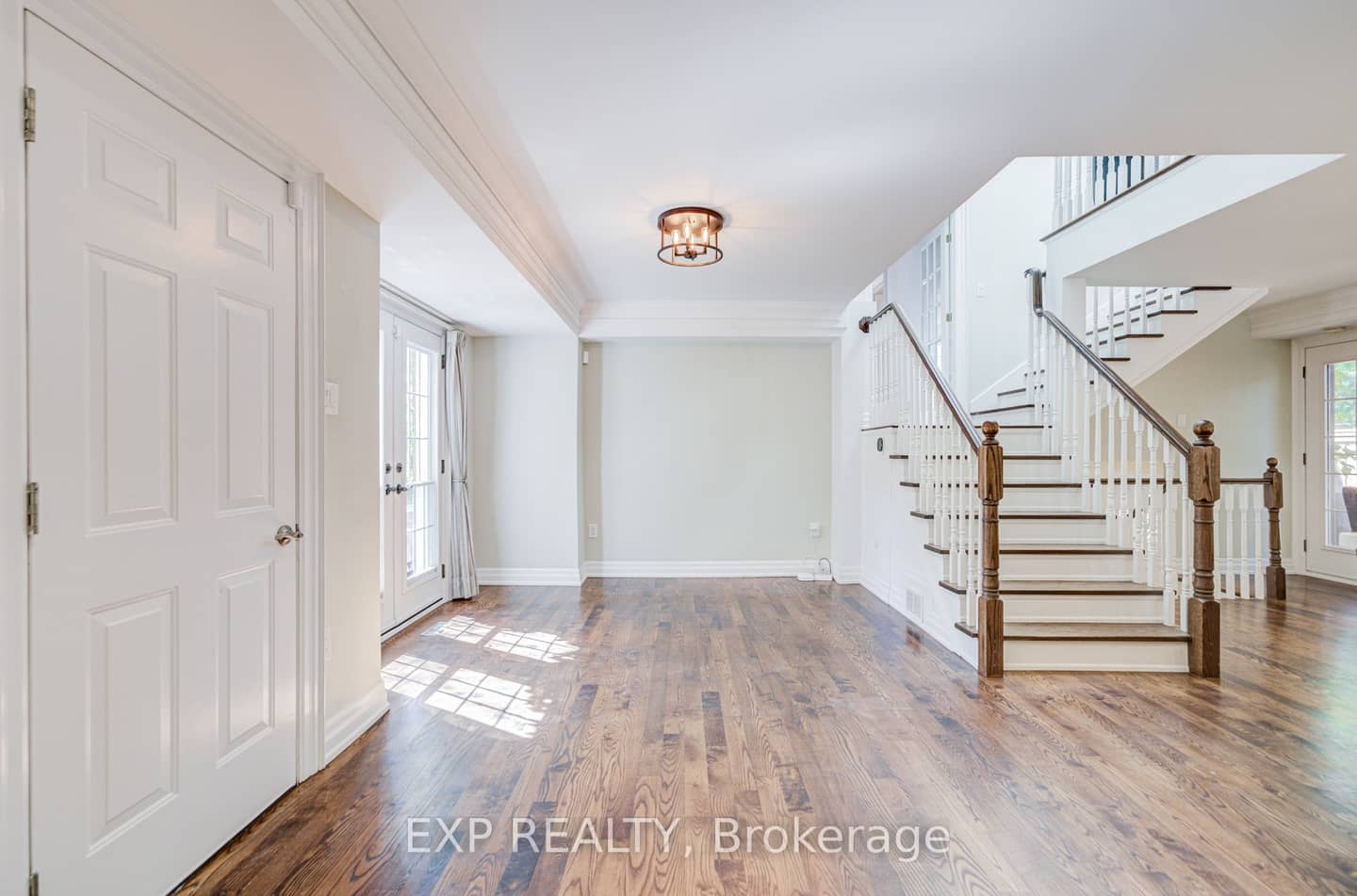 82 Derby Court, Newmarket, ON L3Y 5Z9