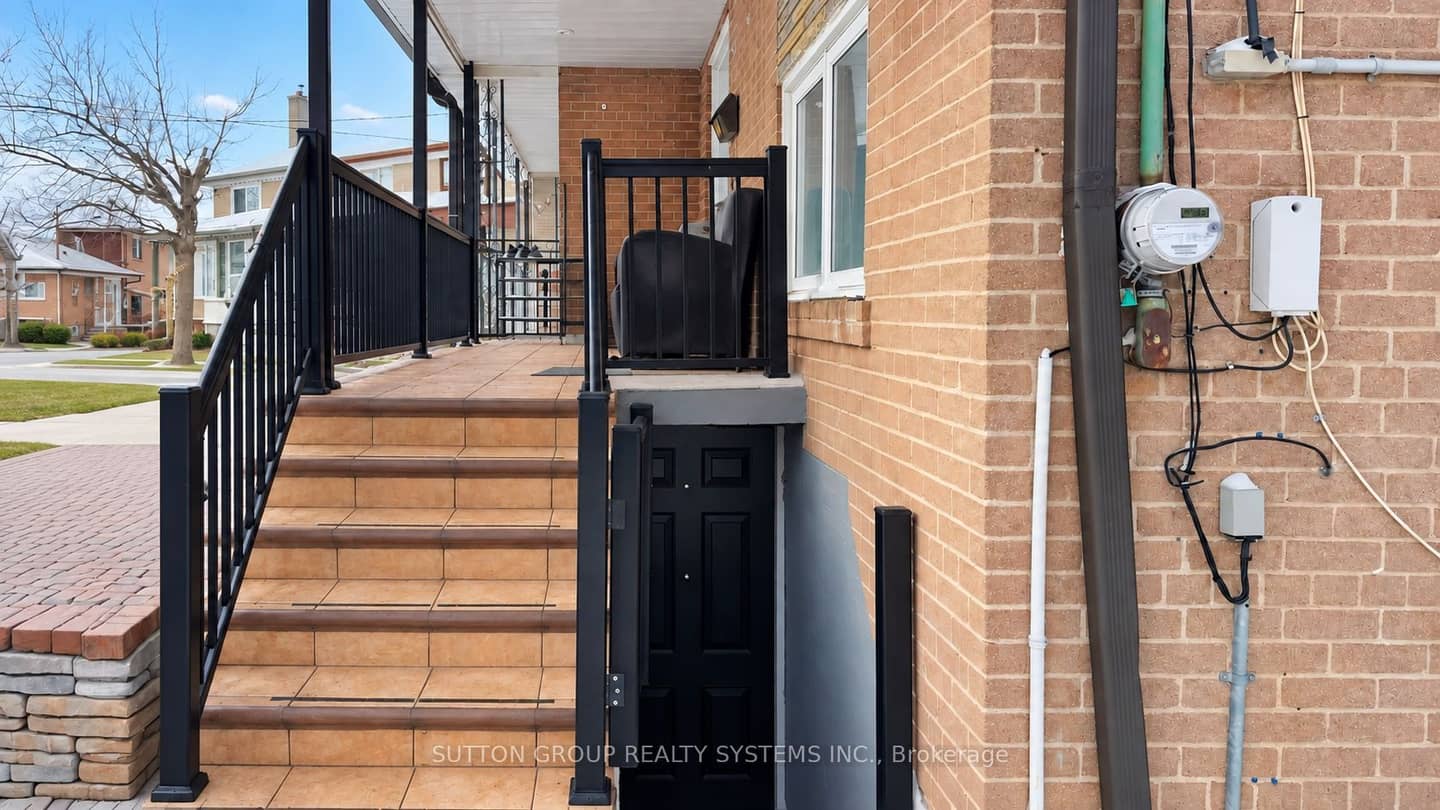 30 Coronado Court, Toronto, ON M9M 1S7