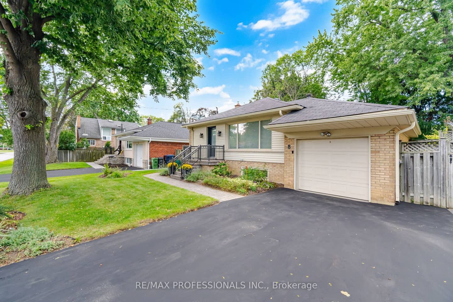 8 Beaverbrook Avenue, Toronto, ON M9B 2M7