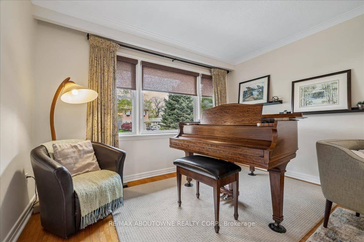 316 River Side Drive, Oakville, ON L6K 3N4