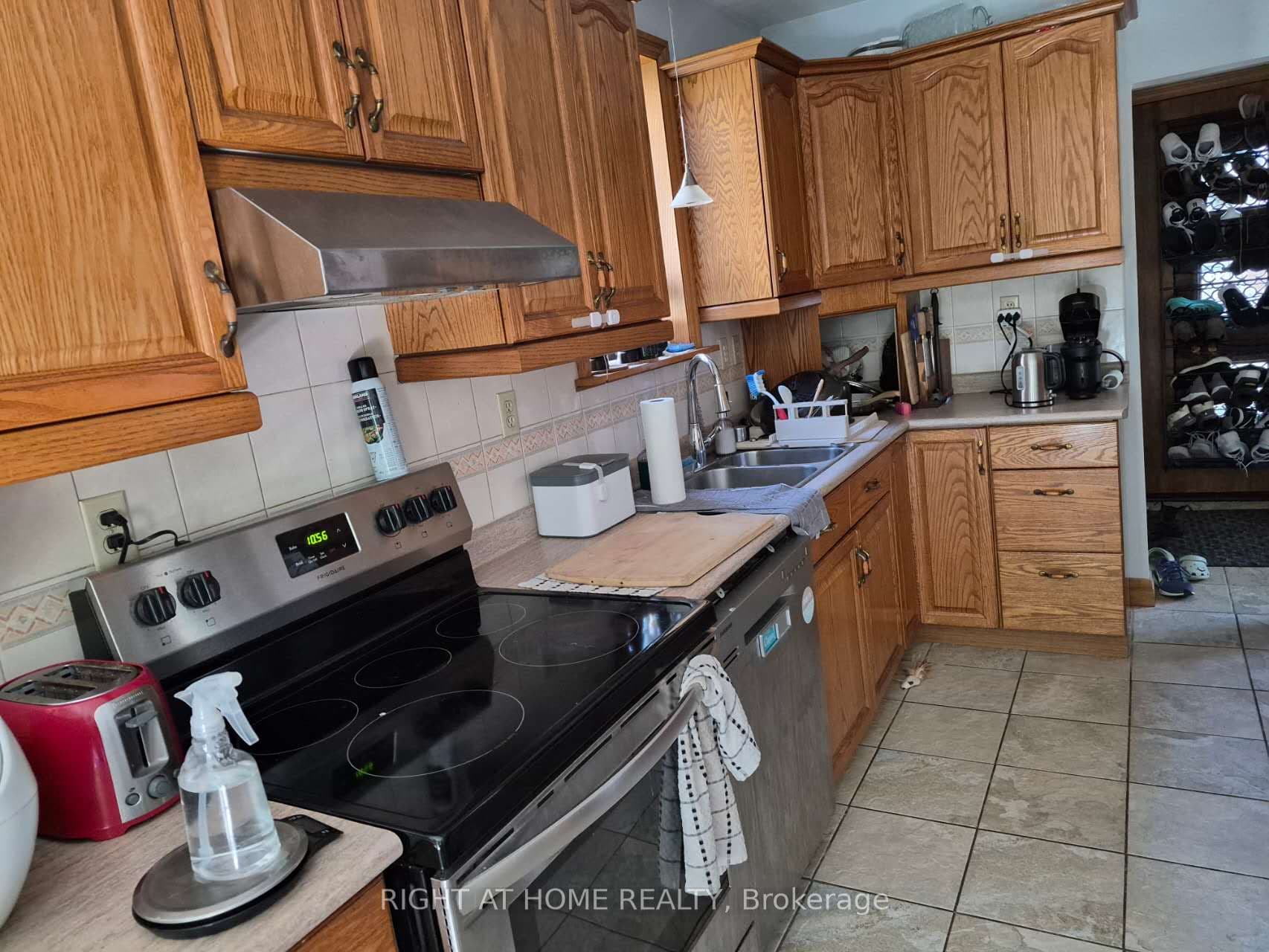 17 Gwendolen Avenue, Toronto, ON M2N 1A1