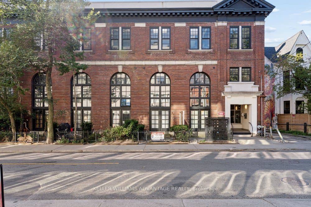 394 Euclid Avenue 201, Toronto, ON M6G 2S9