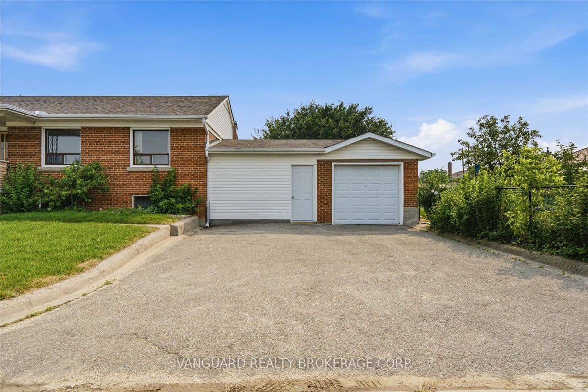 39 Camborne Avenue, Toronto, ON M3M 2P9