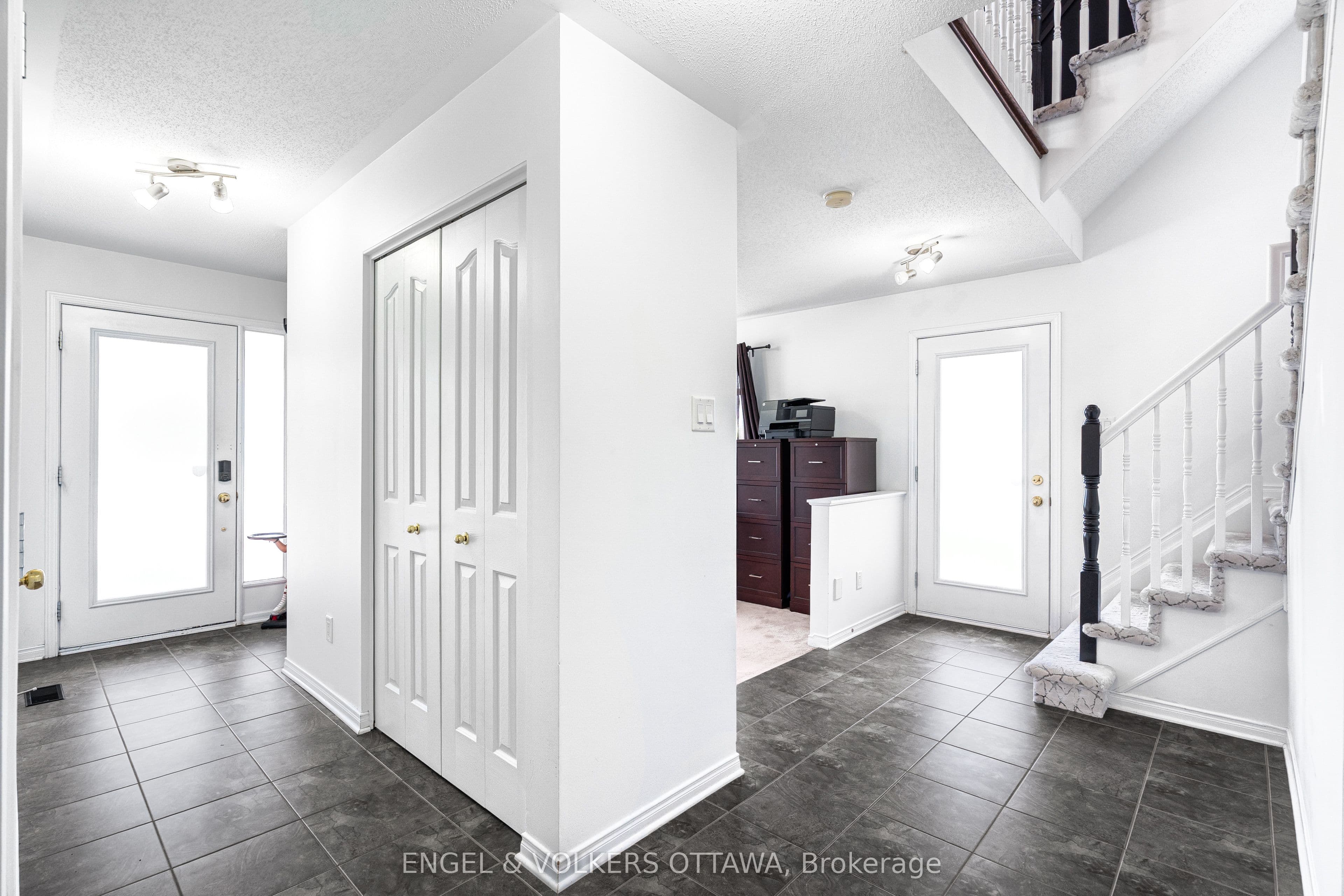 290 Citiplace Drive N, Cityview - Parkwoods Hills - Rideau Shore, ON K2E 0A7