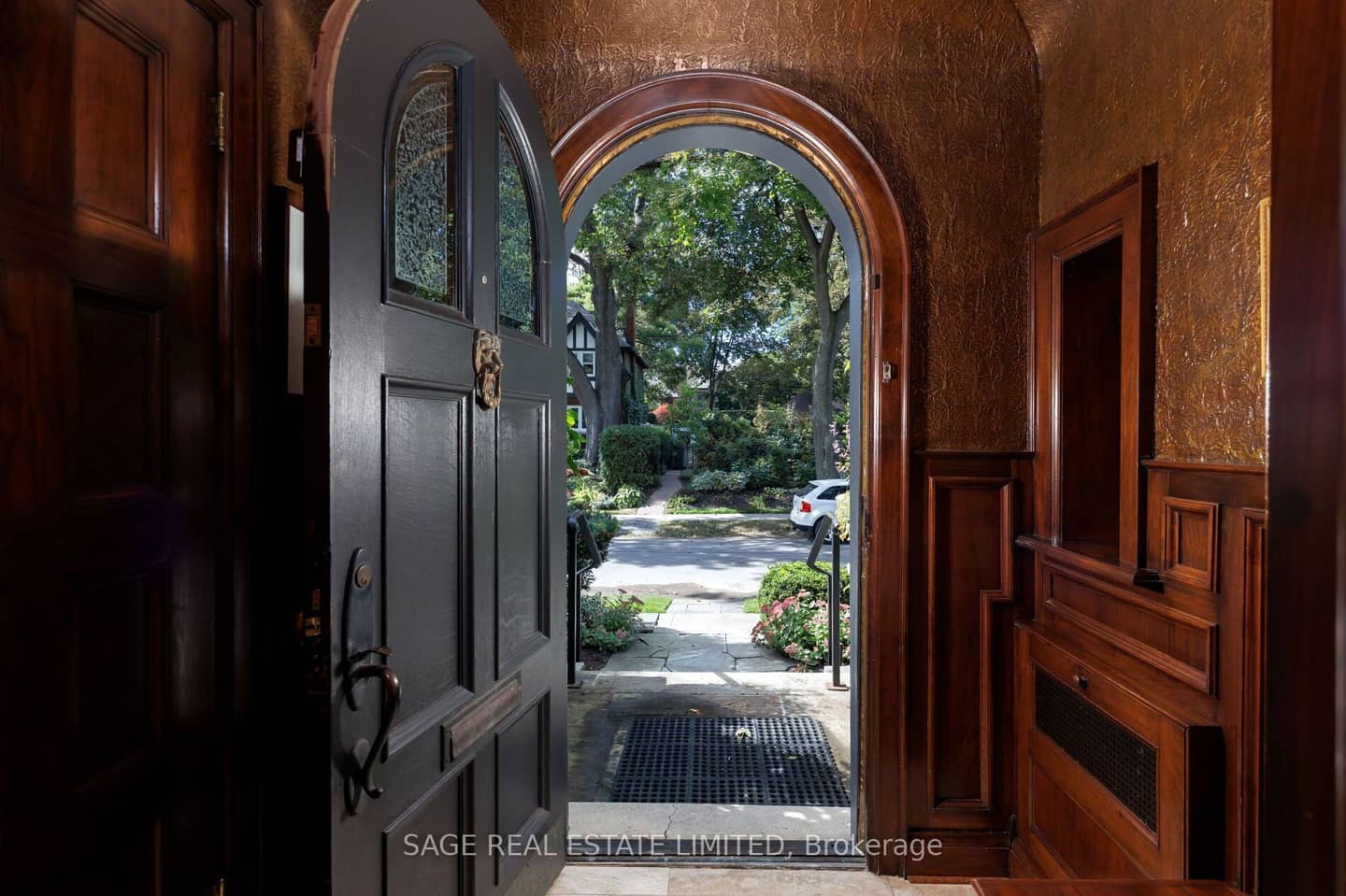 51 King Georges Road, Toronto, ON M8X 1L4