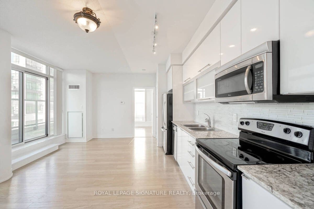 90 Stadium Road 903, Toronto, ON M5V 3W5