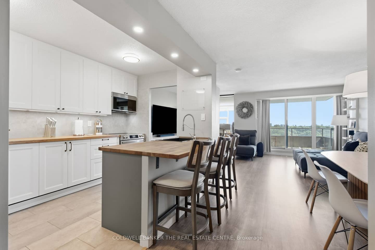 75 Emmett Avenue 907, Toronto, ON M6M 5A7
