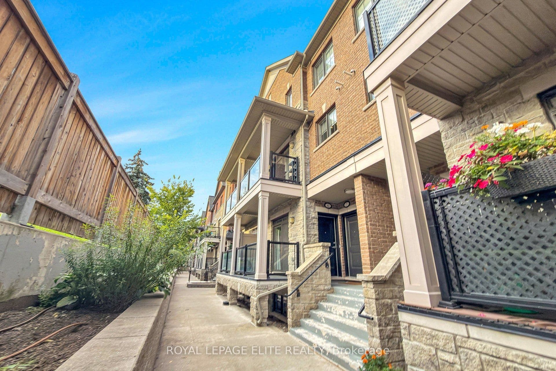 198 Pine Grove Road 06, Vaughan, ON L4L 1X3