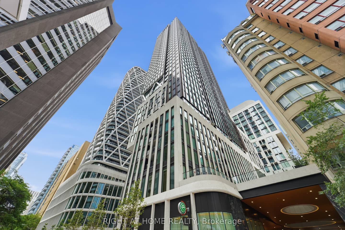238 Simcoe Street 803, Toronto, ON M5T 0E2
