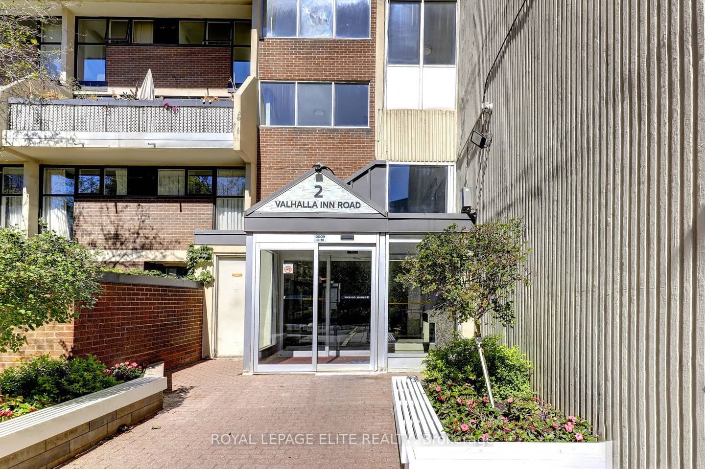 2 Valhalla Inn Road 250, Toronto, ON M9B 6C3