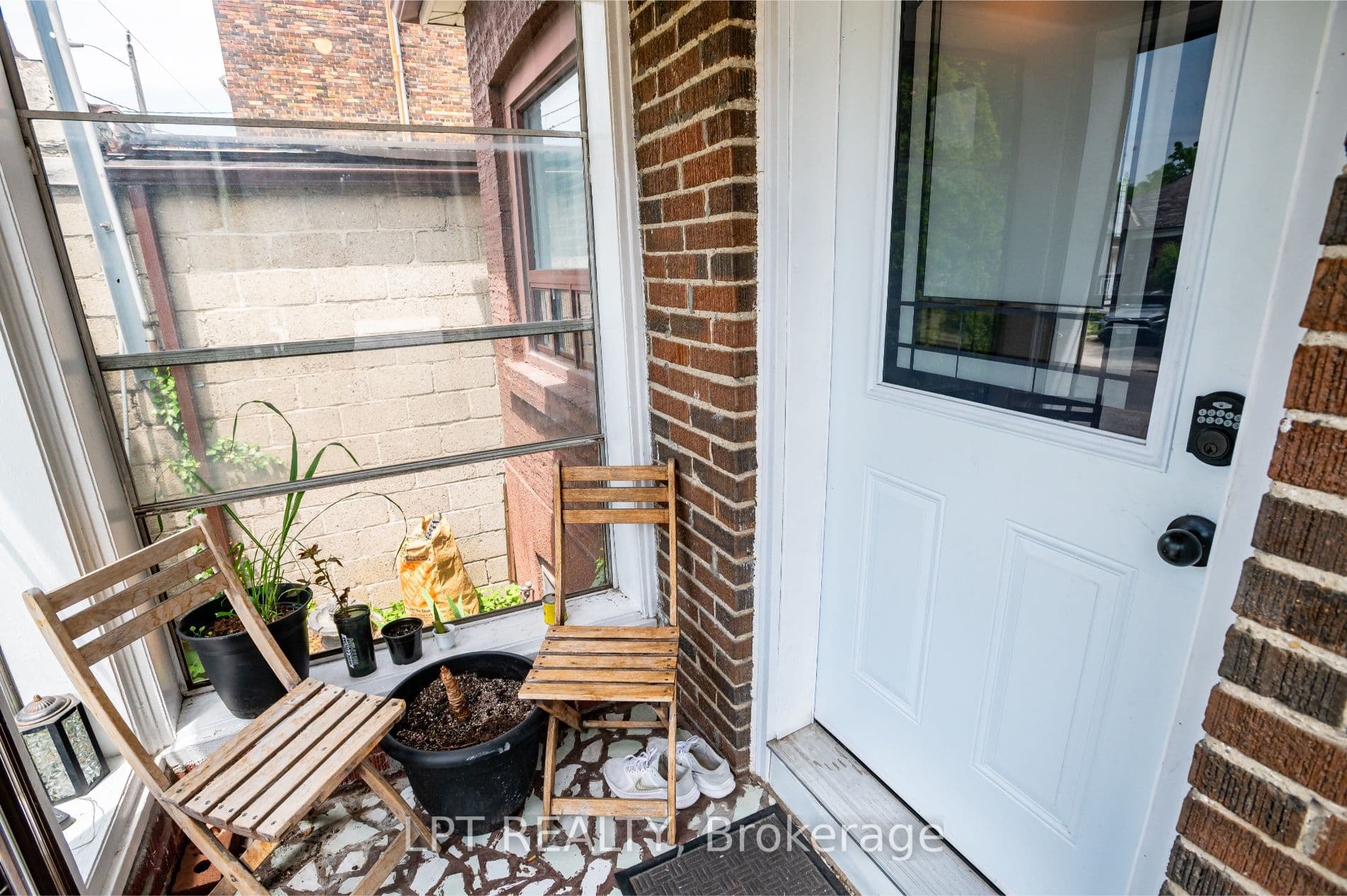 541 Vaughan Road, Toronto, ON M6C 2R2