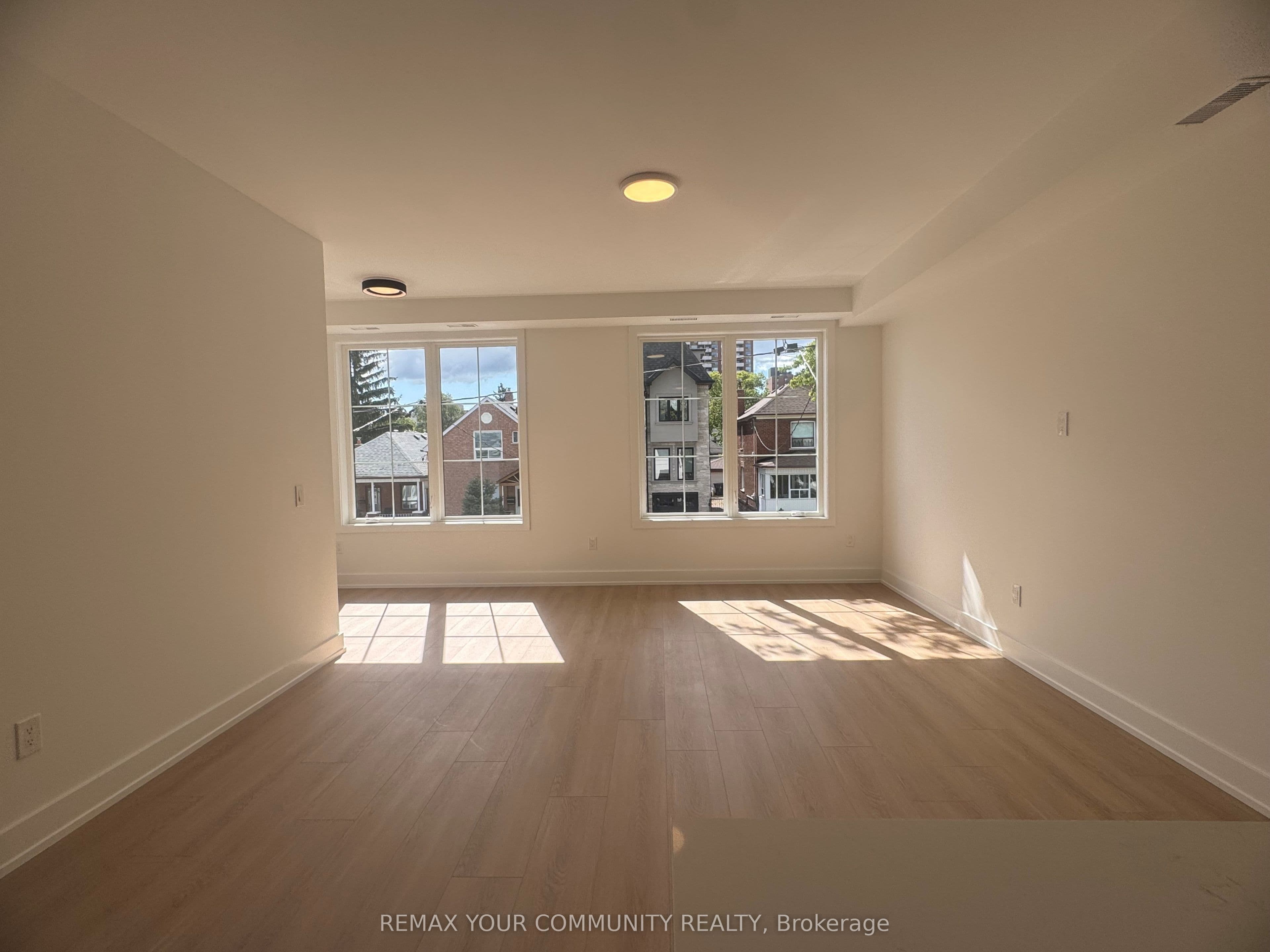 222 Belgravia Avenue 2, Toronto, ON M6E 2M8
