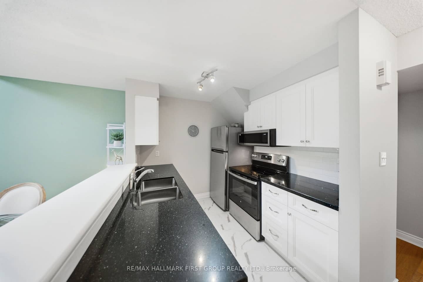 8 Petra Way 3, Whitby, ON L1R 0A6