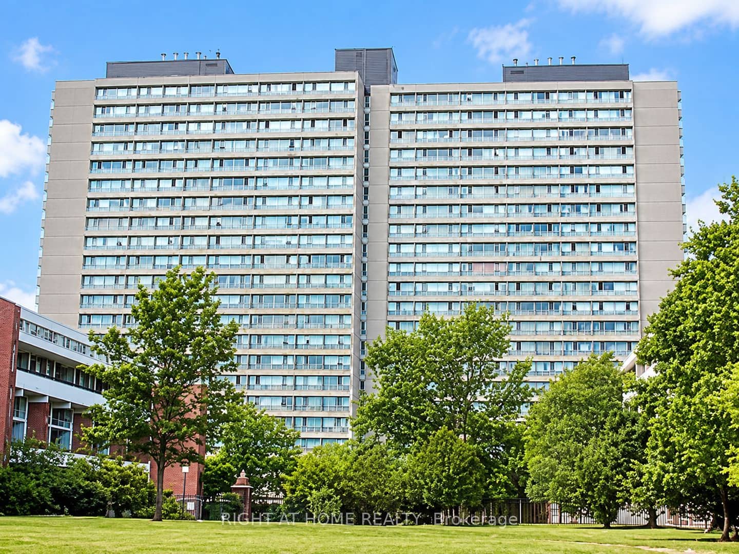 100 Leeward Glenway 704, Toronto, ON M3C 2Z1