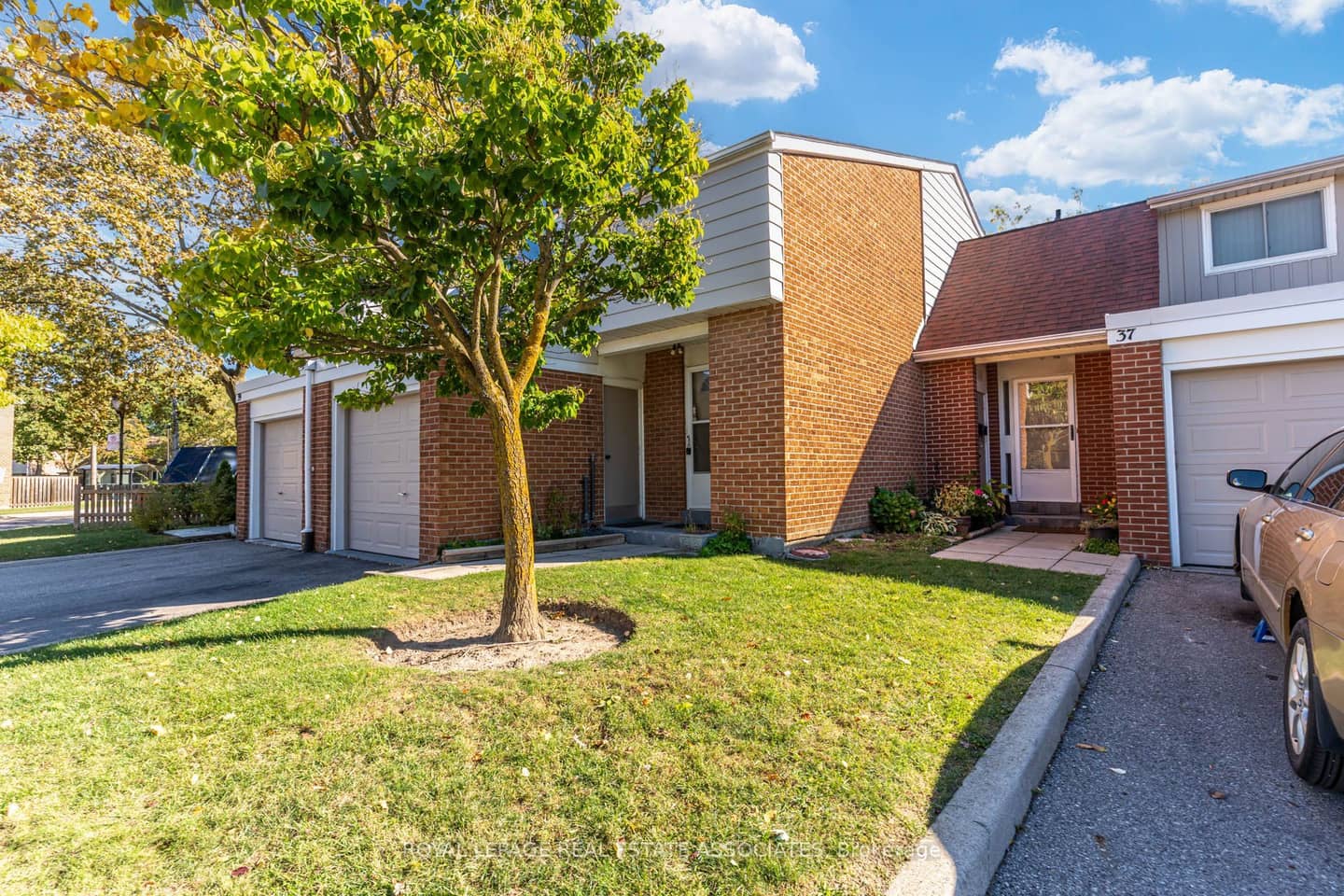 215 Mississauga Valley Boulevard, Mississauga, ON L5A 3G2