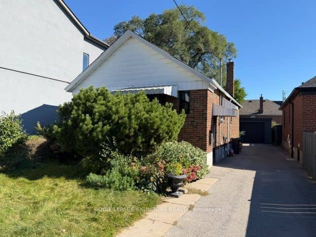 293 Glebemount Avenue Main, Toronto, ON M4C 3V4