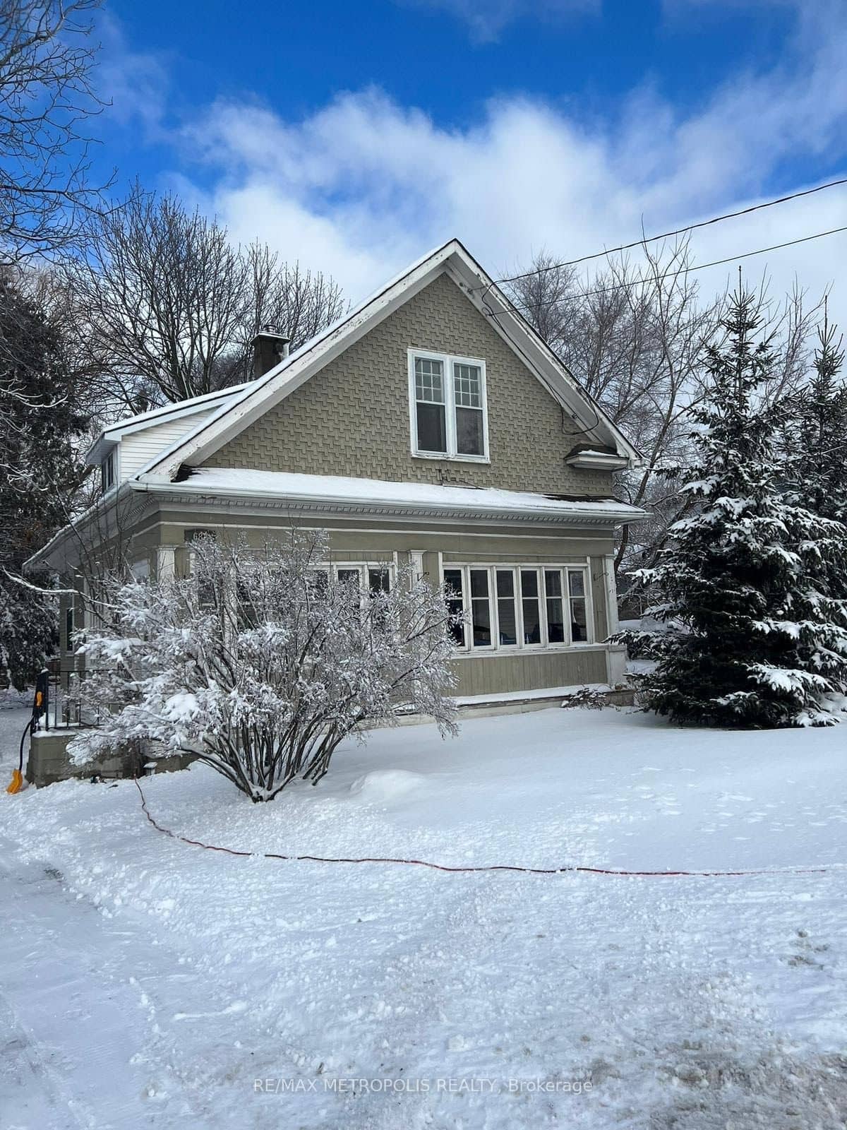 688 King Street W, Oshawa, ON L1J 2L3