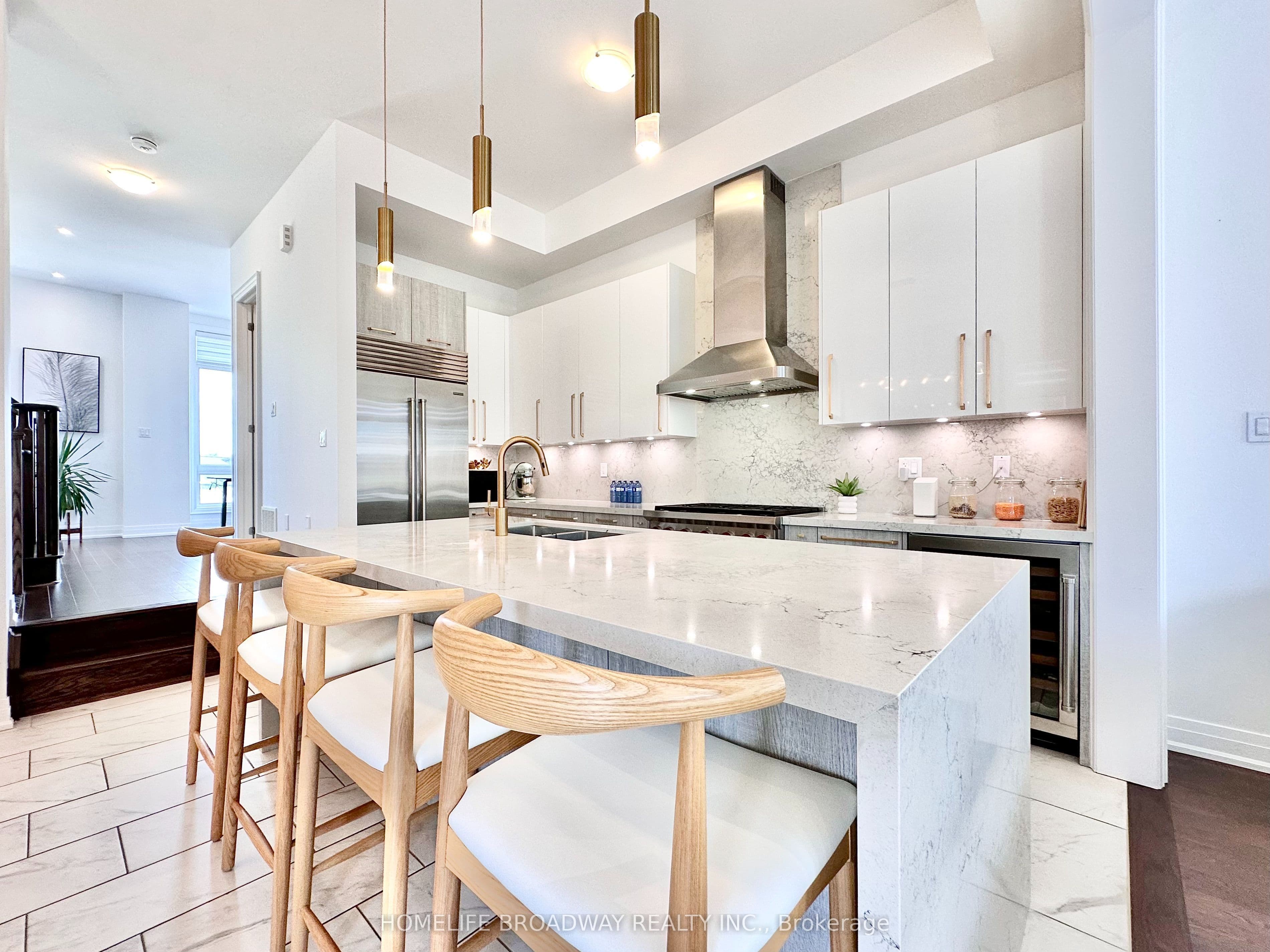 300 King Road, Richmond Hill, ON L4E 1H4
