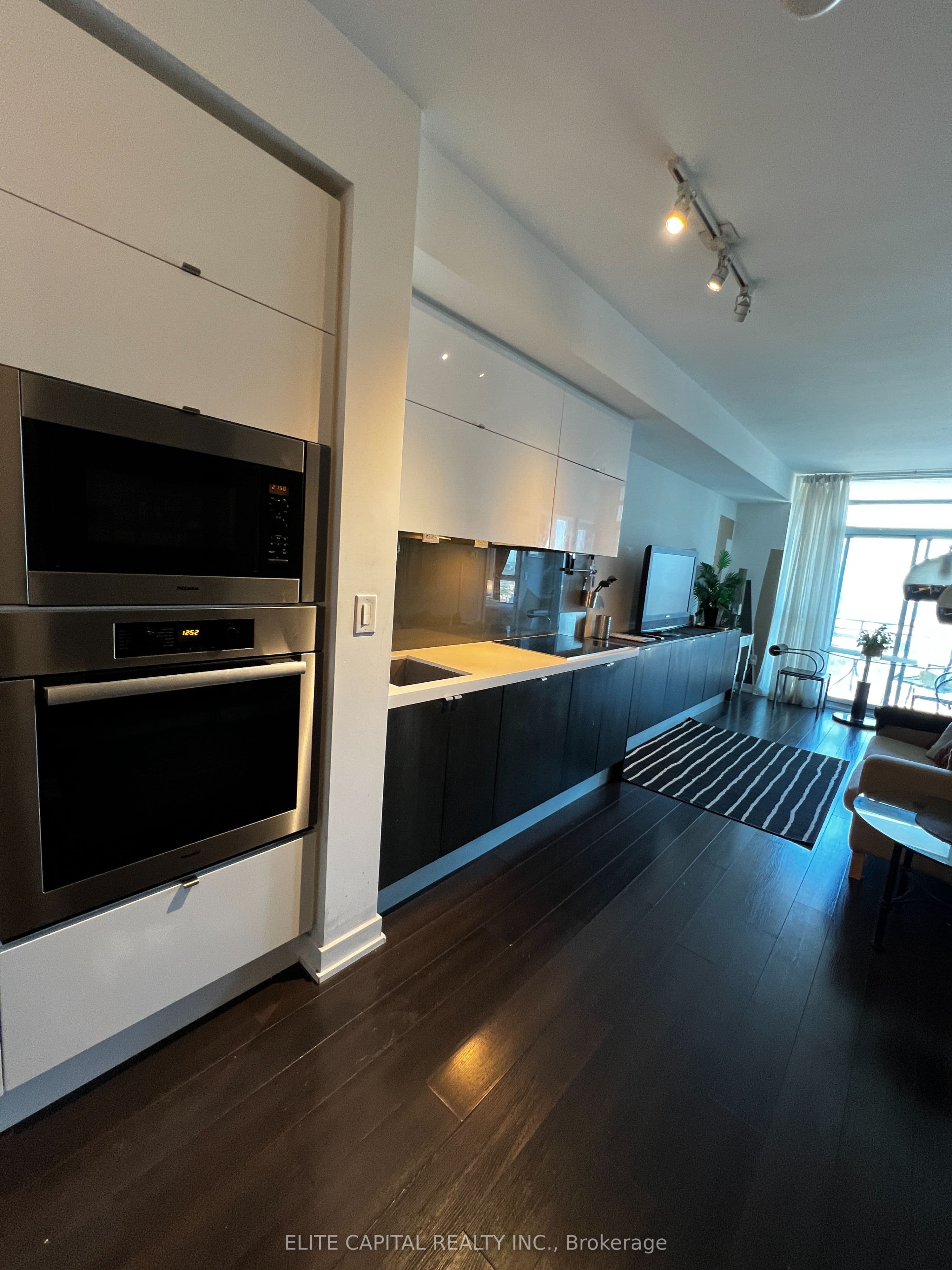21 Iceboat Terrace 3610, Toronto, ON M5V 4A9