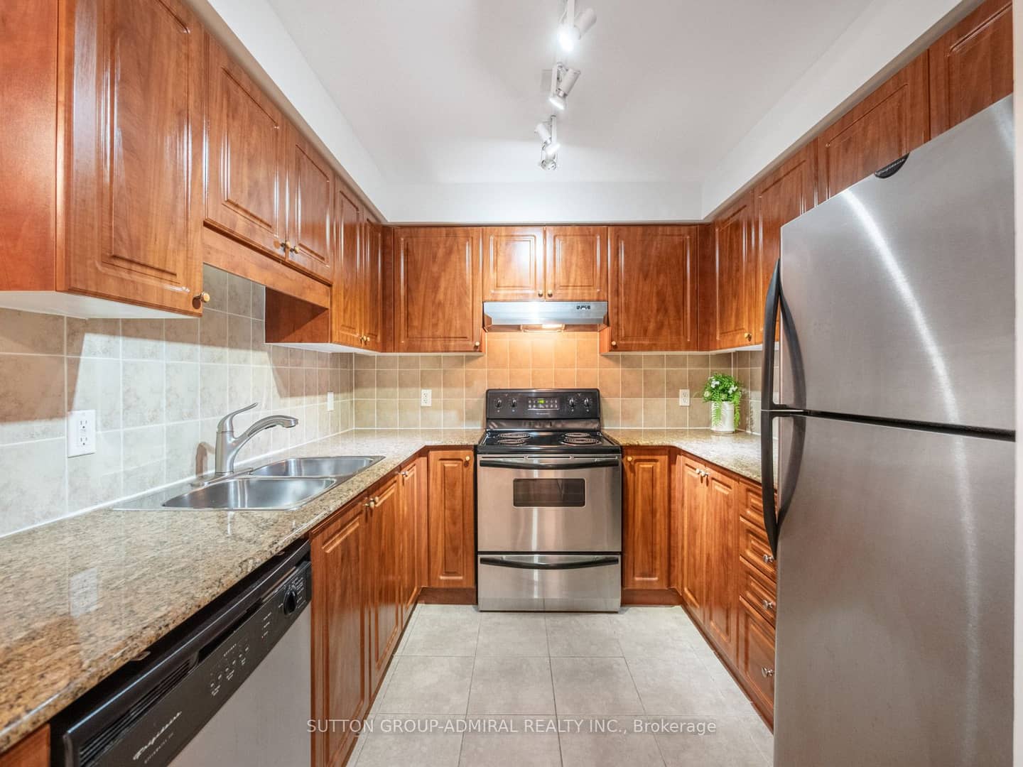1 Maison Parc Court 215, Vaughan, ON L4J 9K1