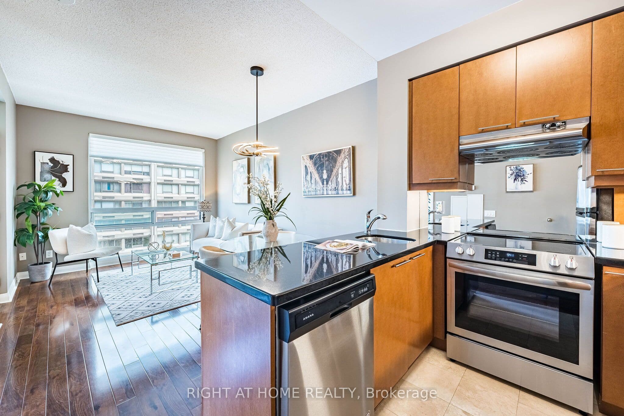 1121 Bay Street 1106, Toronto, ON M5S 3L9