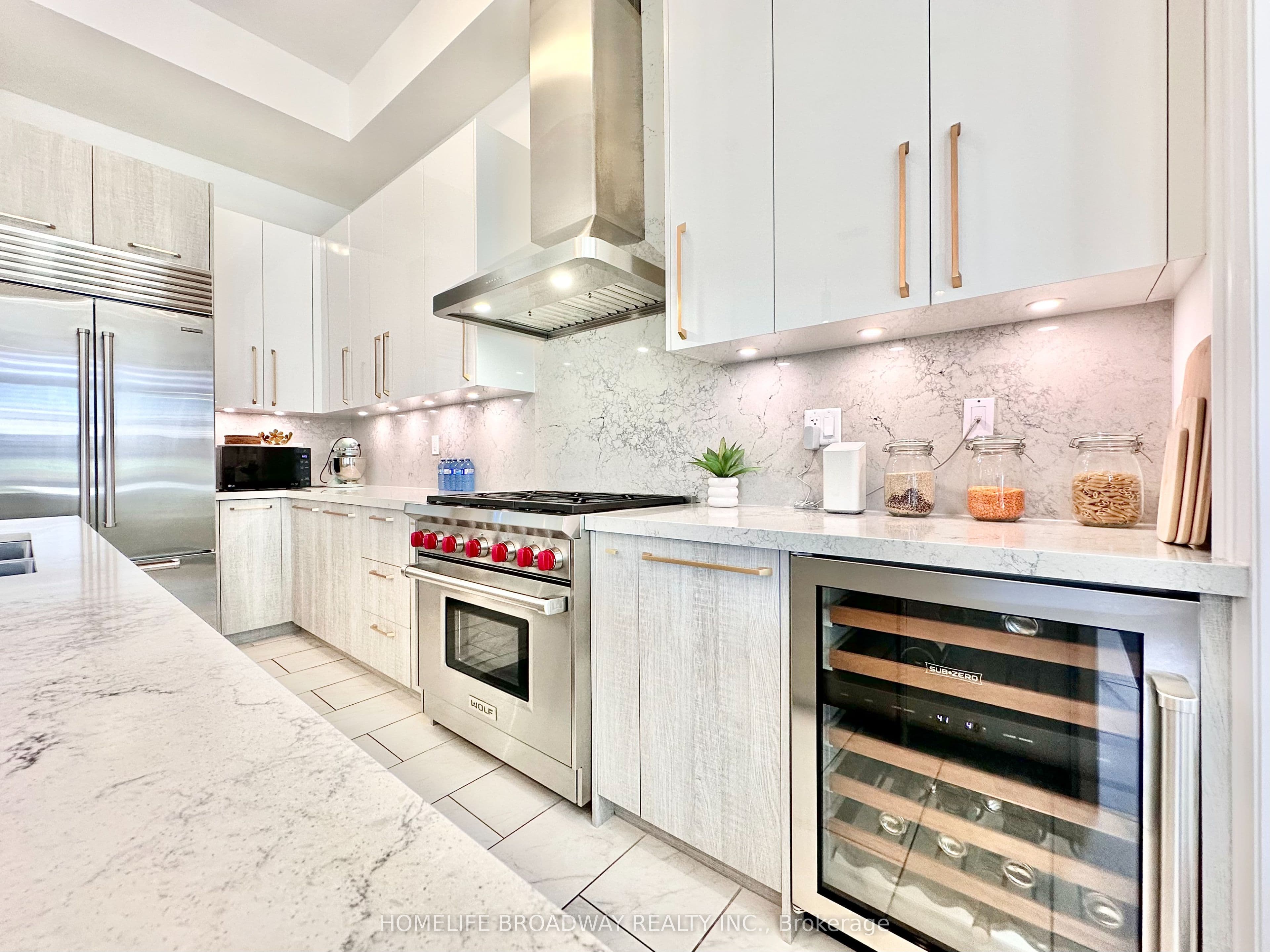 300 King Road, Richmond Hill, ON L4E 1H4