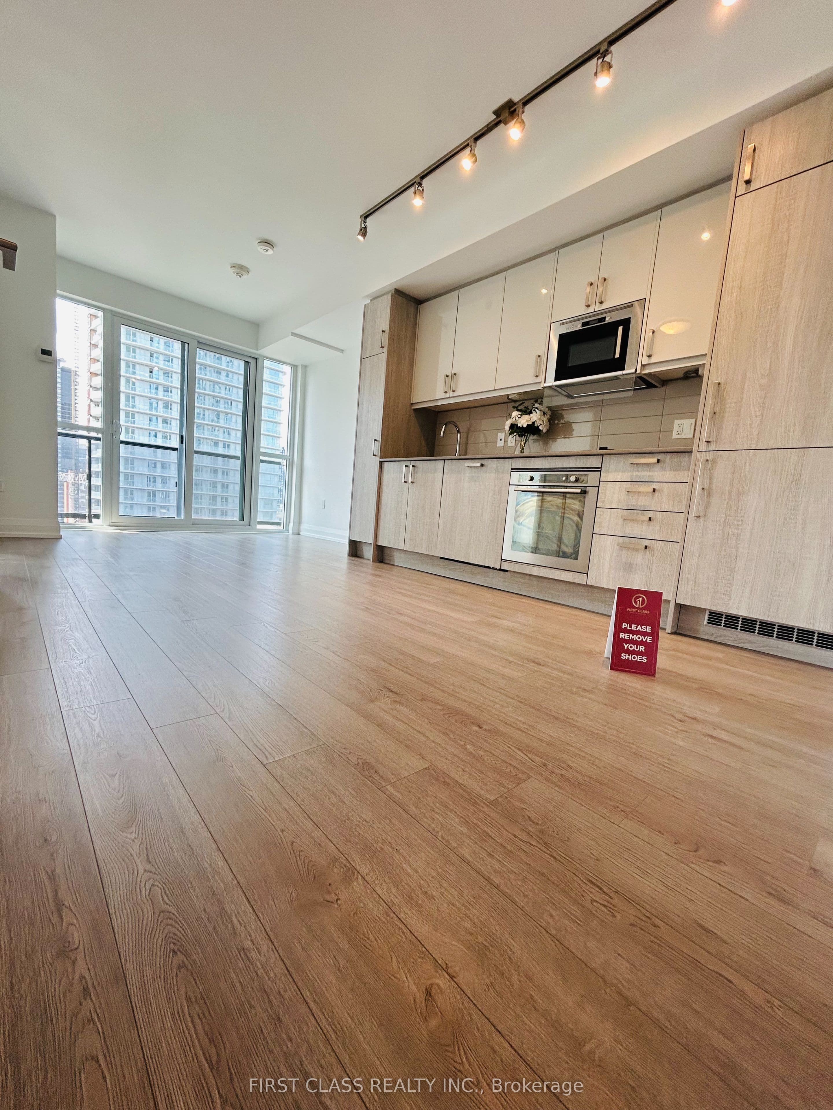 77 Mutual Street 1806, Toronto, ON M5B 2A9