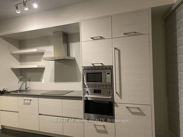 2221 Yonge Street 1205, Toronto, ON M4S 2B4