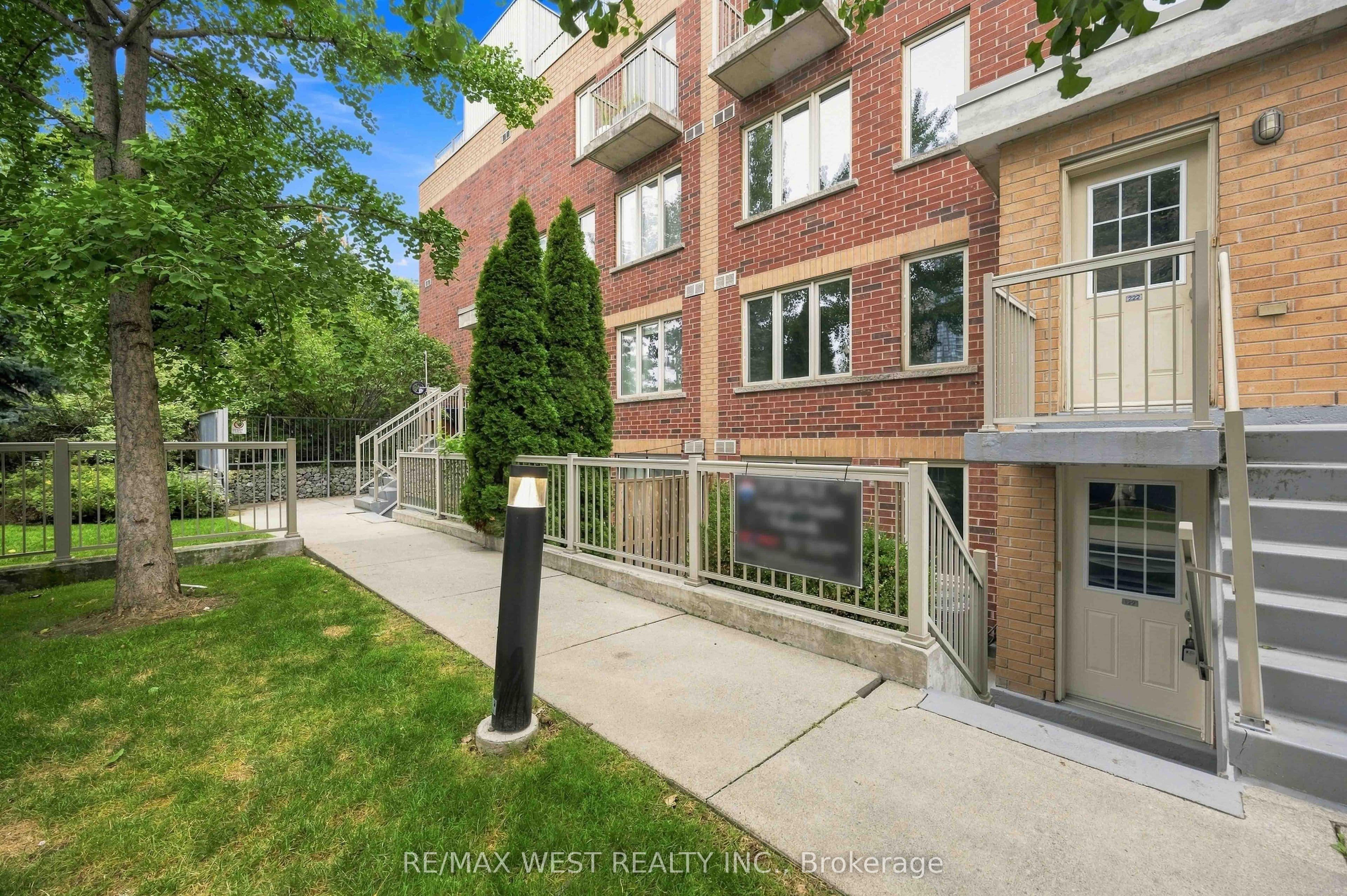 20 Elsie Lane 122, Toronto, ON M6P 3N9