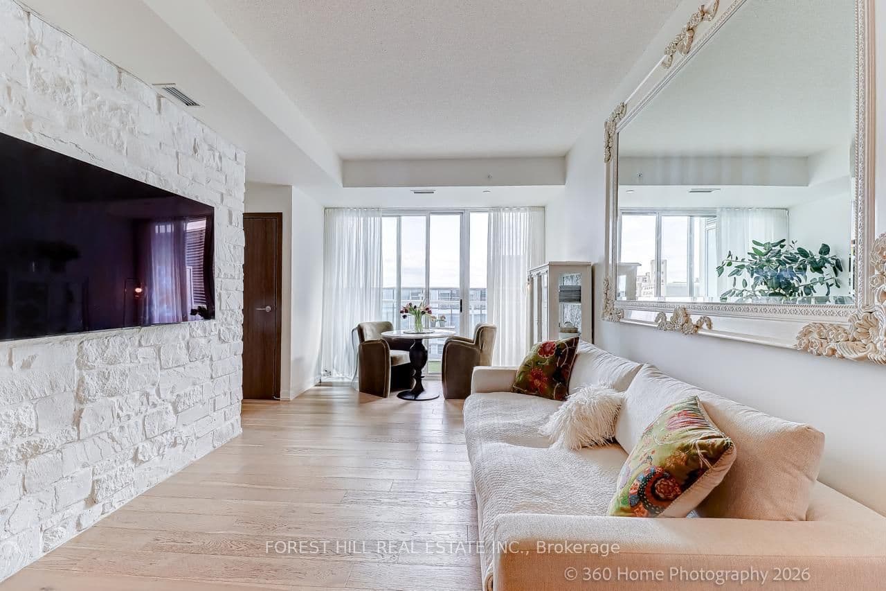 17 Bathurst Street 1215, Toronto, ON M5V 0N1