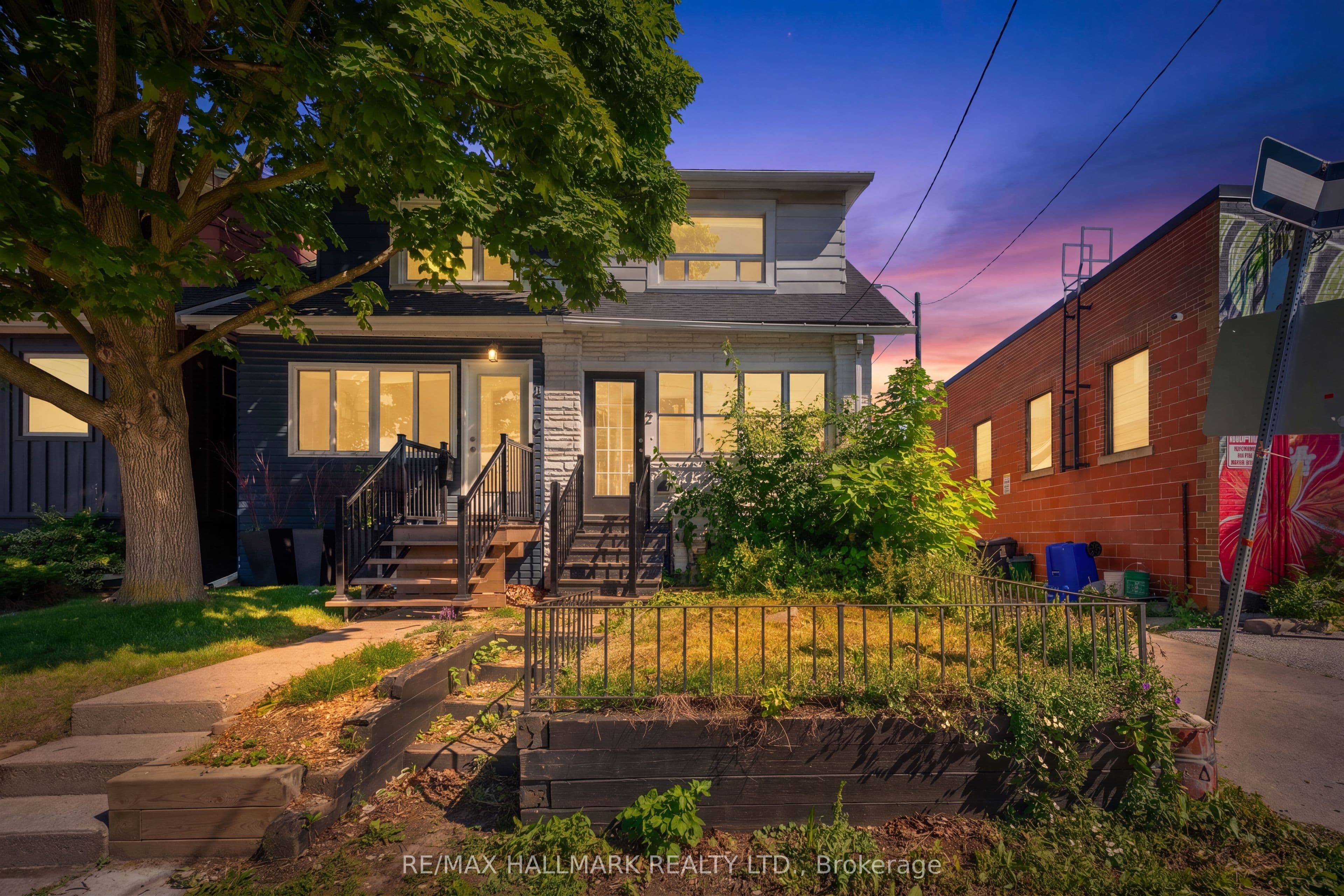 2 Amherst Avenue, Toronto, ON M6E 1Z3