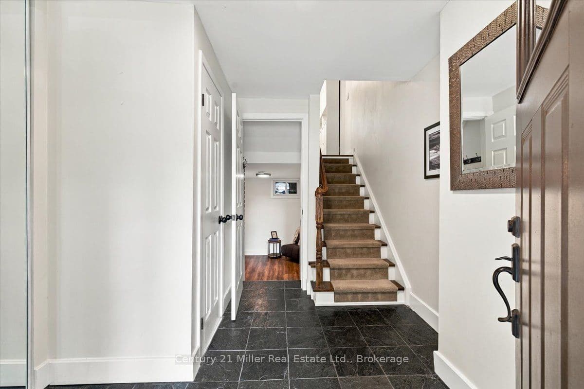 37 Tulip Street S, Oakville, ON L6L 3V3