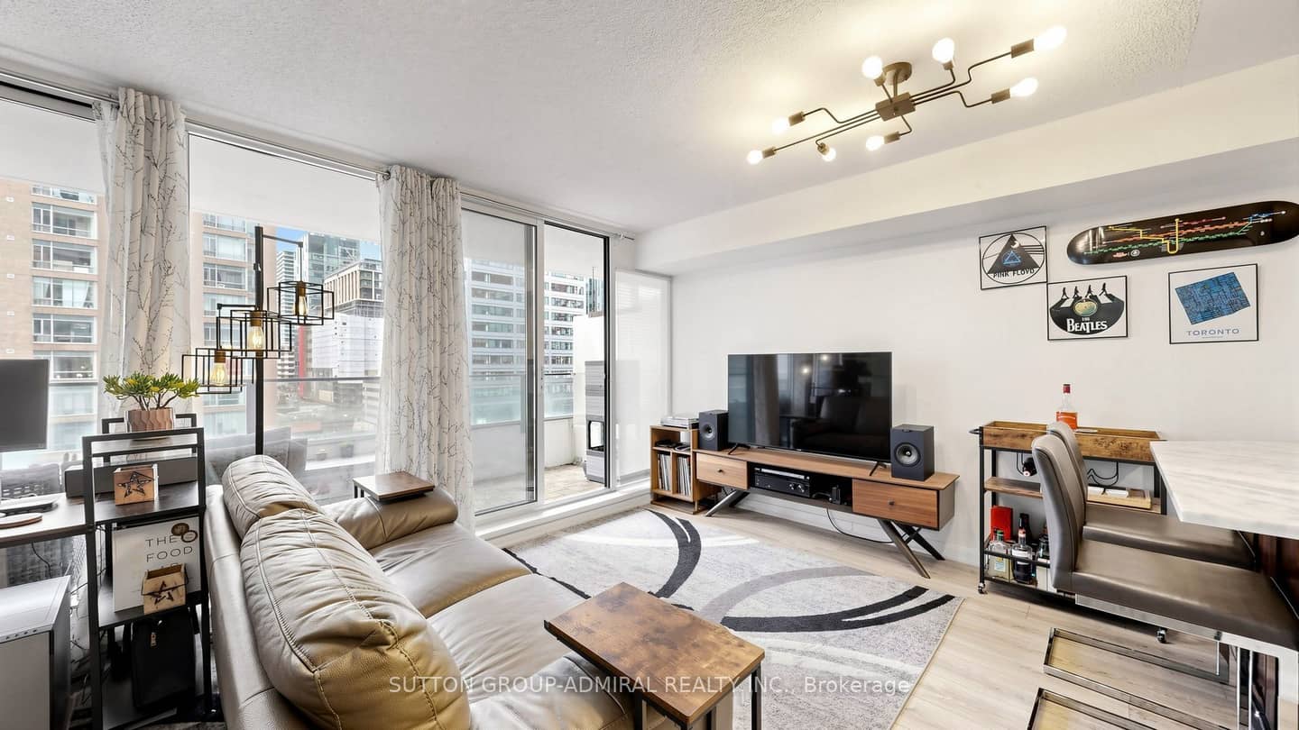 111 Elizabeth Street 922, Toronto, ON M5G 1P7