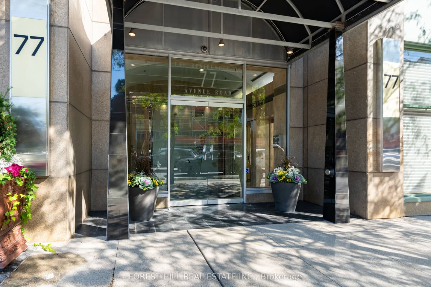 77 Avenue Road 215, Toronto, ON M5R 3R8