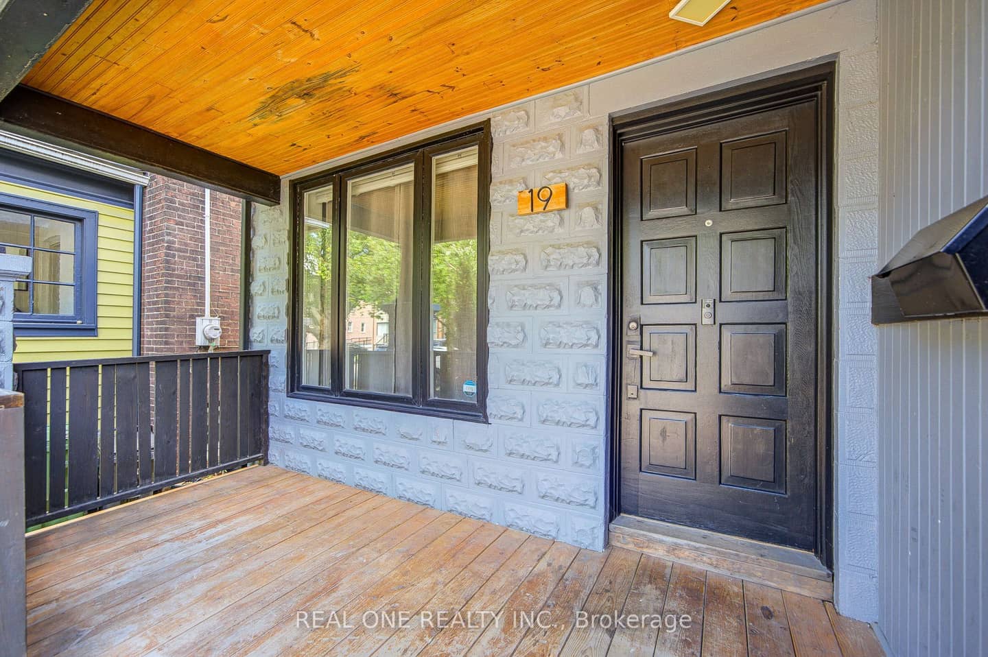 19 Battenberg Avenue, Toronto, ON M4L 1J7