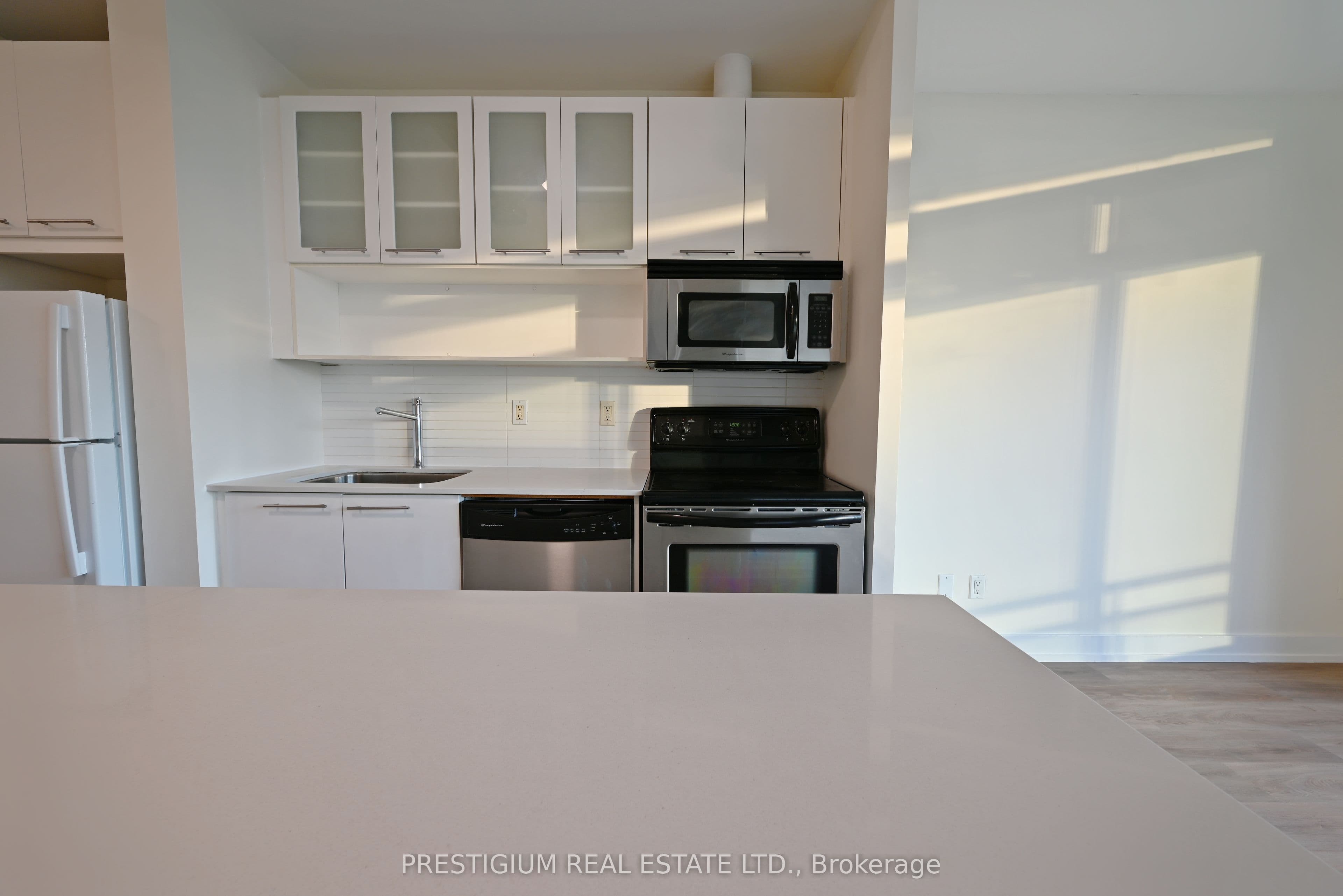 66 Portland Street 611, Toronto, ON M5V 2M6