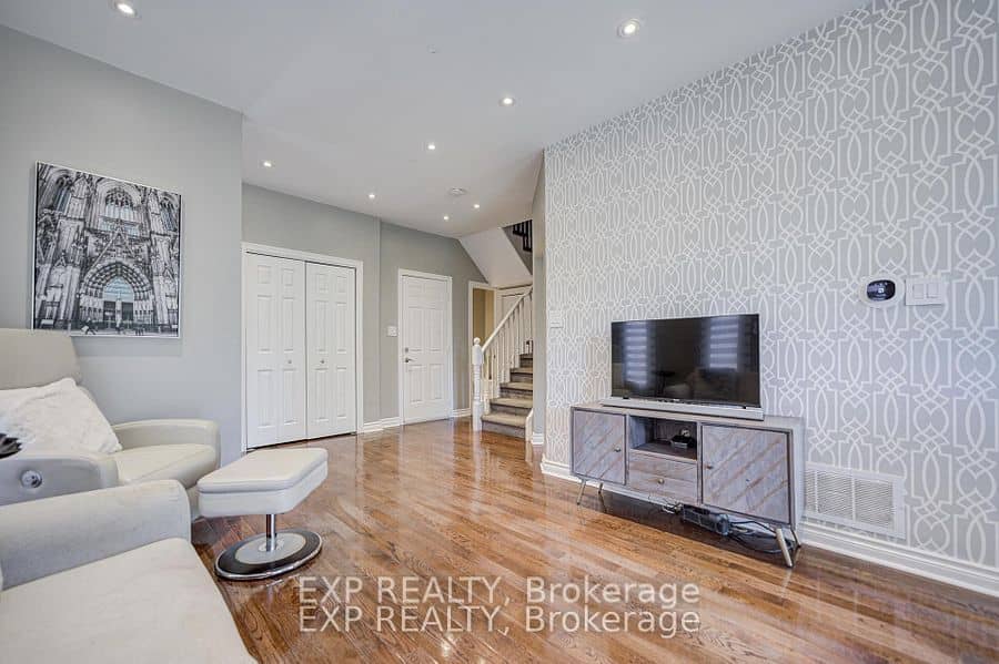 292 Sheridan Court, Newmarket, ON L3Y 8P9